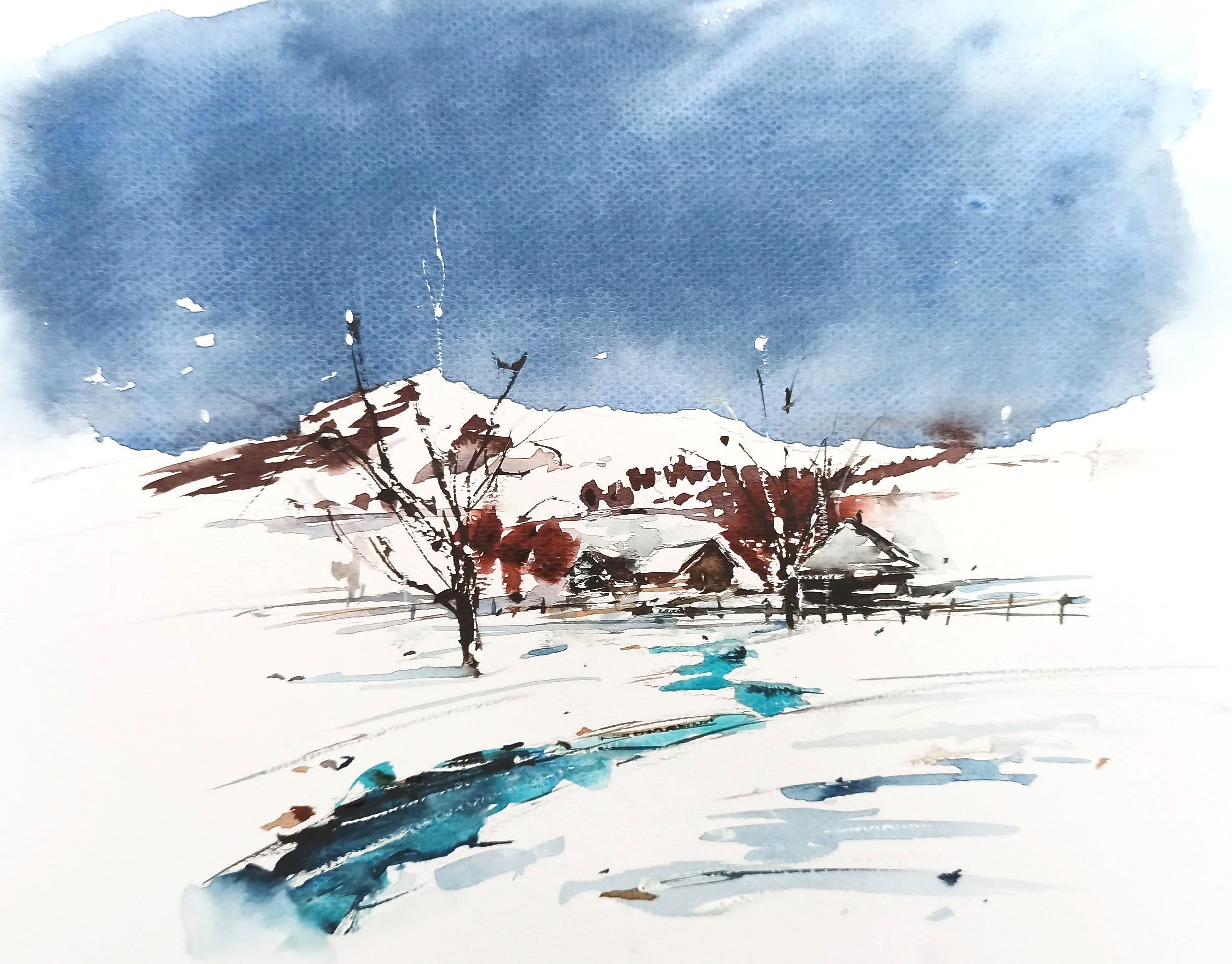 Une scène hivernale avec des montagnes enneigées, un arbre sans feuilles en premier plan et un petit cours d'eau turquoise.