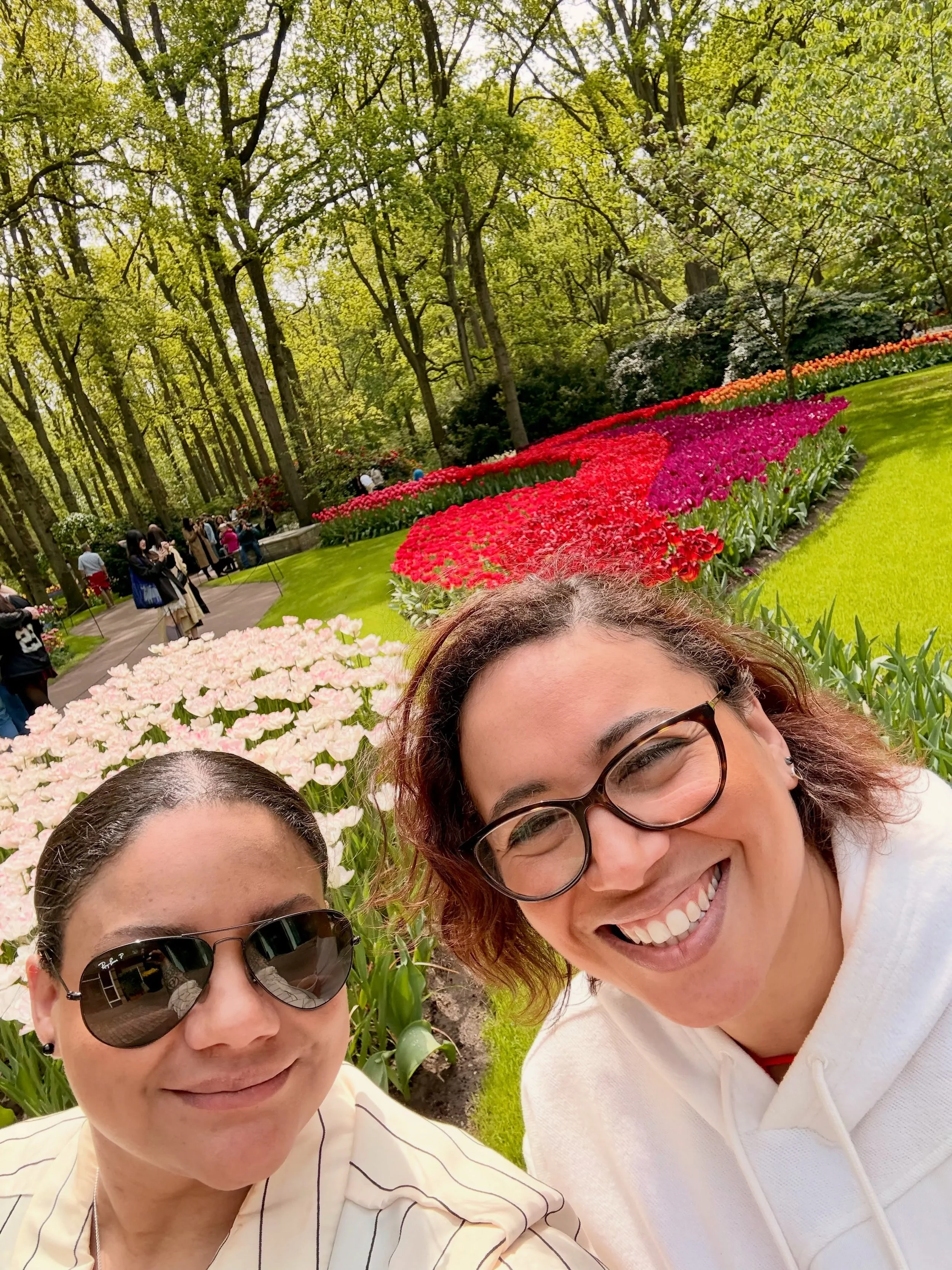 This weather is giving me full Amsterdam flashbacks 🌷✨ Me and Rach doing Amsterdam in a calm way ☺️, the tulip fields were honestly something else. Absolutely worth it.

#Amsterdam #TulipFields #GirlsTrip #Keukenhof #Travel