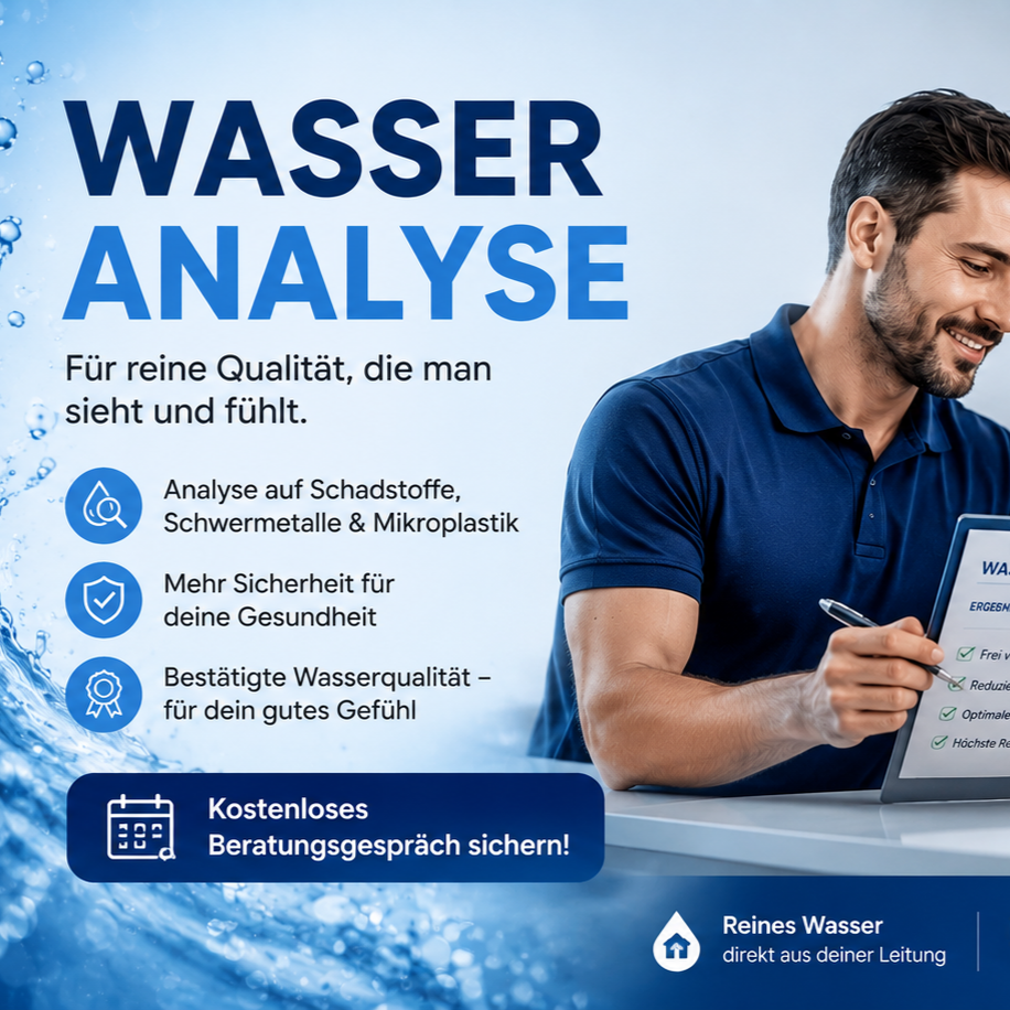 Werbeflyer für Wasseranalyse mit einem lachenden Mann in blauer Polo-Kleidung, die Wasserqualität durch Analyse, hohe Sicherheit und kostenlose Beratung betont, mit Wasser- und Statistiksymbolen.