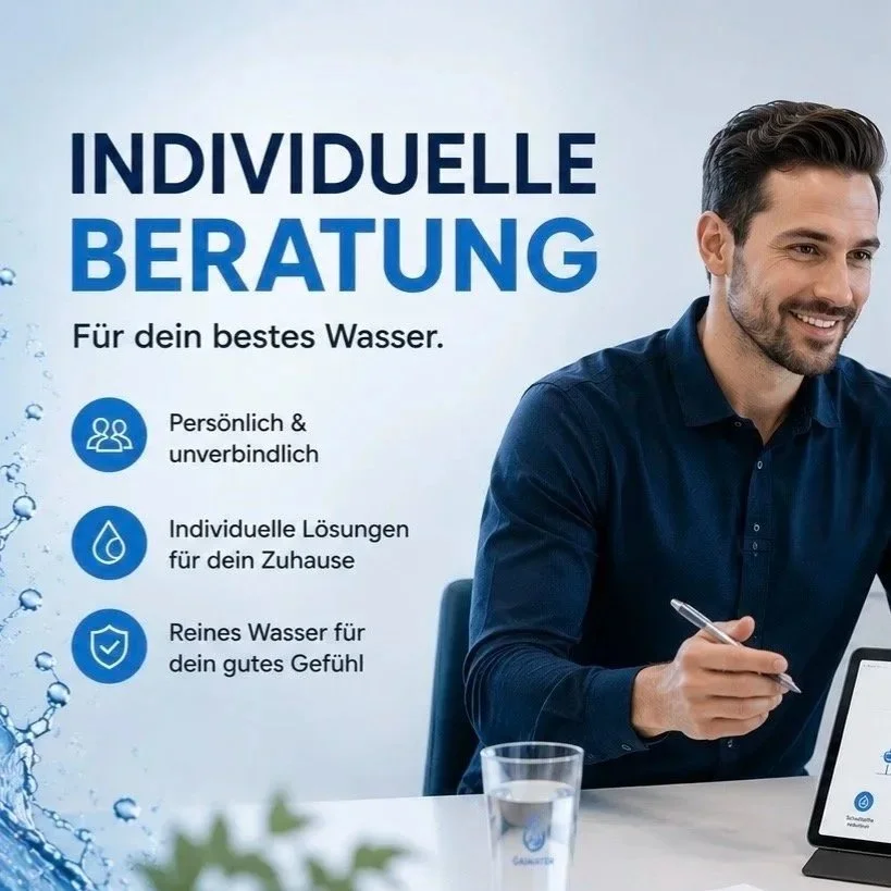 Ein Mann sitzt am Tisch mit einem Glas Wasser und einem Tablet, während auf einem Hintergrund Poster die Worte "Individuelle Beratung für dein bestes Wasser" und Symbole für persönliche Beratung, individuelle Lösungen und reines Wasser zu sehen sind.