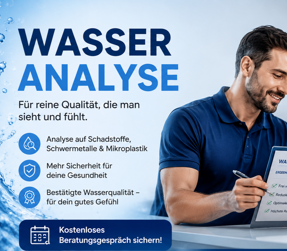 Werbeplakat für Wasseranalyse mit einem lachenden Mann, der einen Wasserqualitätstest überprüft, blauer Hintergrund, Wasserblasen, Symbole für Schadstoffanalyse, Gesundheit und Qualität, Aufruf zu kostenloser Beratung.