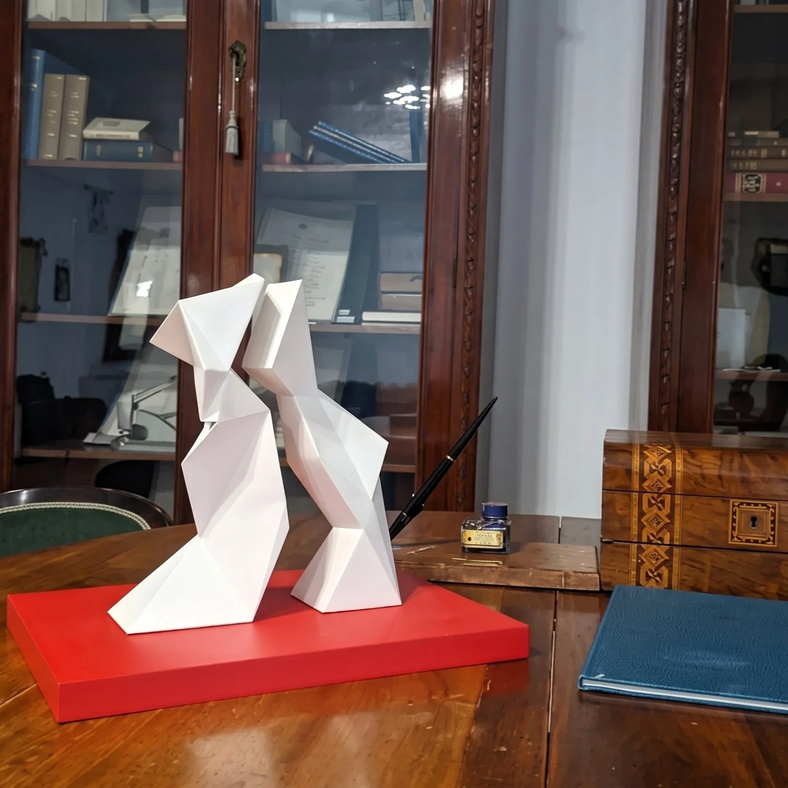 White faceted tutto tondo diptych by Alessandro Butera, geometric sculpture from orthogonal projections, private collection
