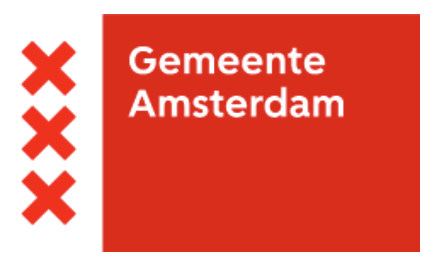 Vlag van Amsterdam met de tekst 'Gemeente Amsterdam' op een rode achtergrond.
