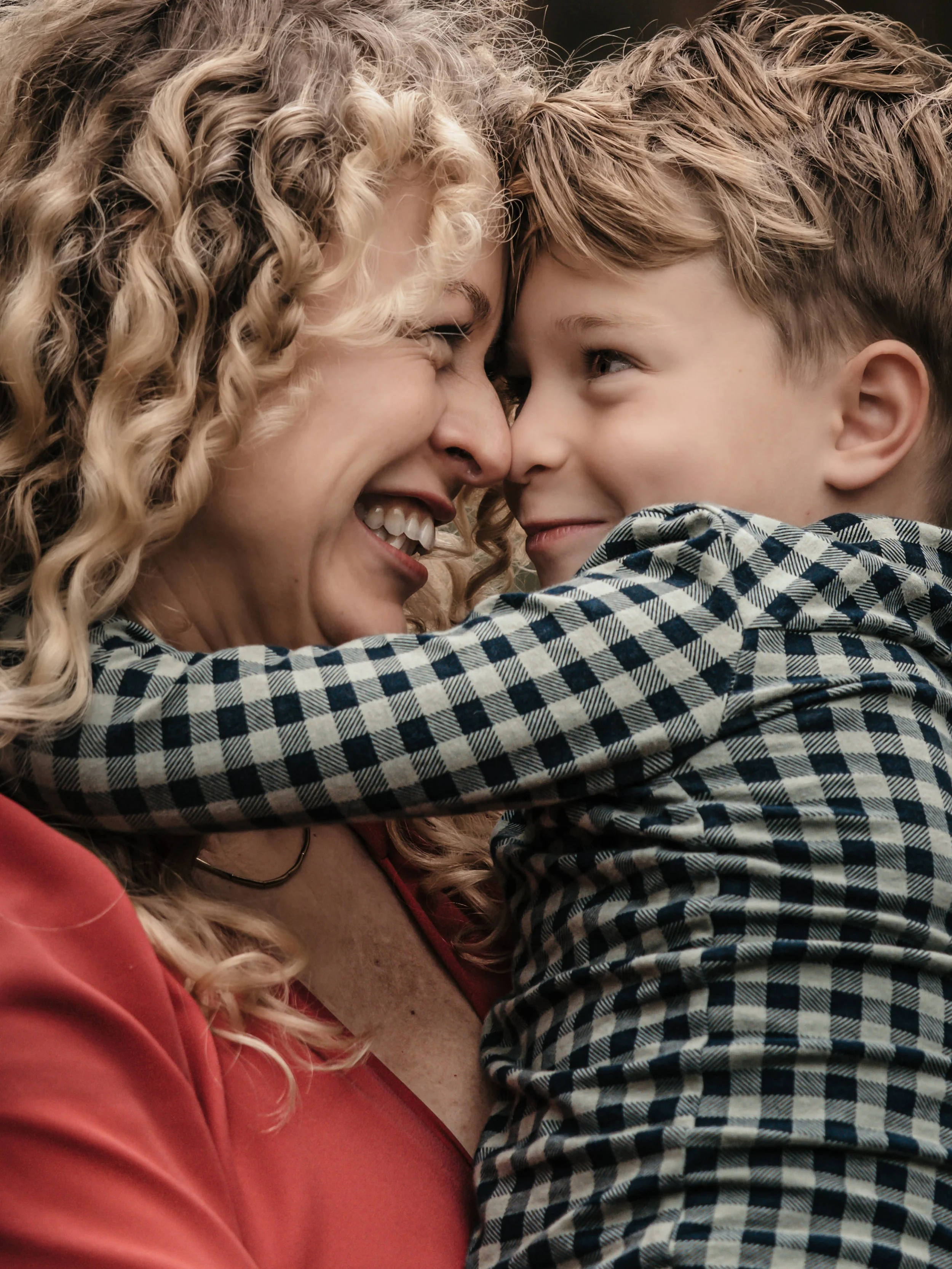 familieshoot gezinsshoot knuffelen omhelzing samen met mama in Oldenzaal