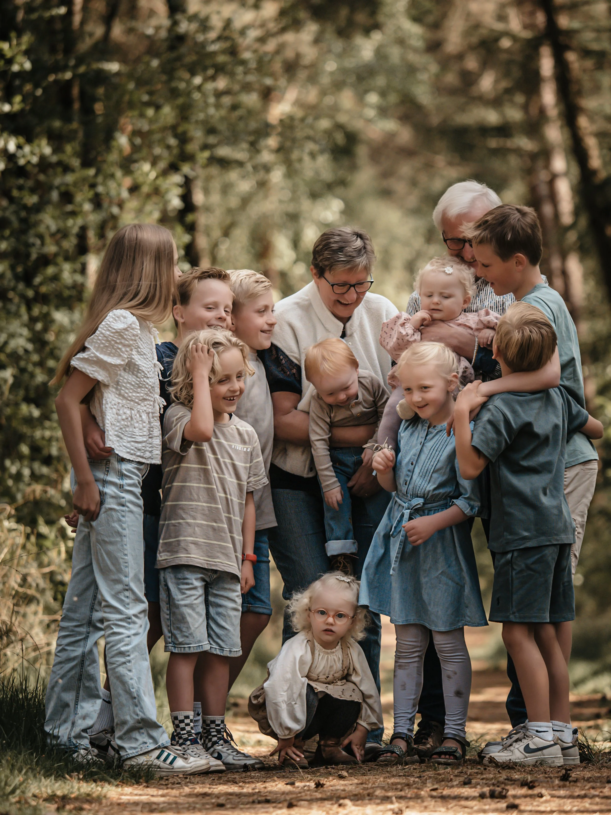 opa en oma met kleinkinderen tijden een fotoshoot in het bos outdoorshoot