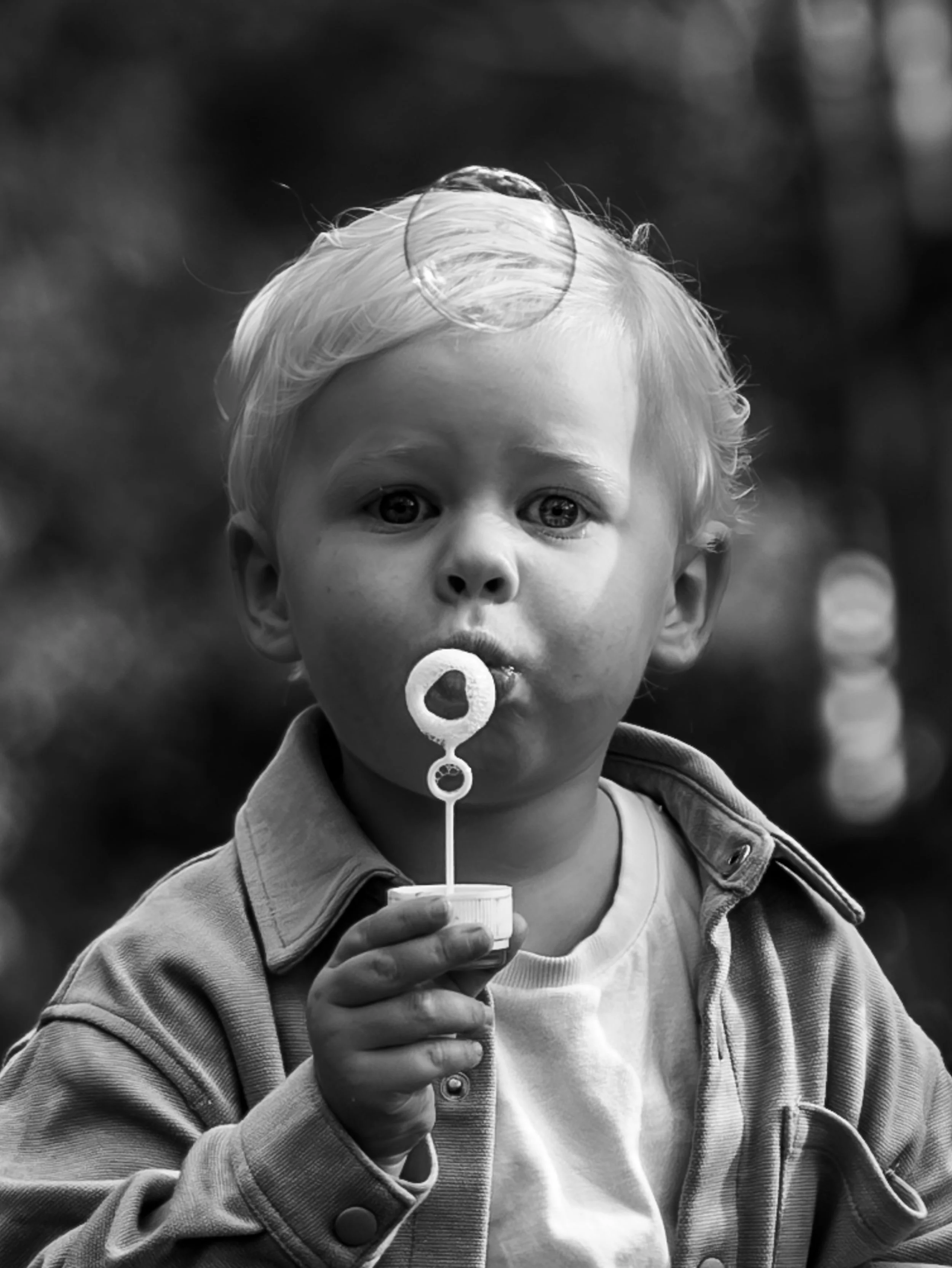 lifestyle foto's portret van peuter spelend met bellenblaas