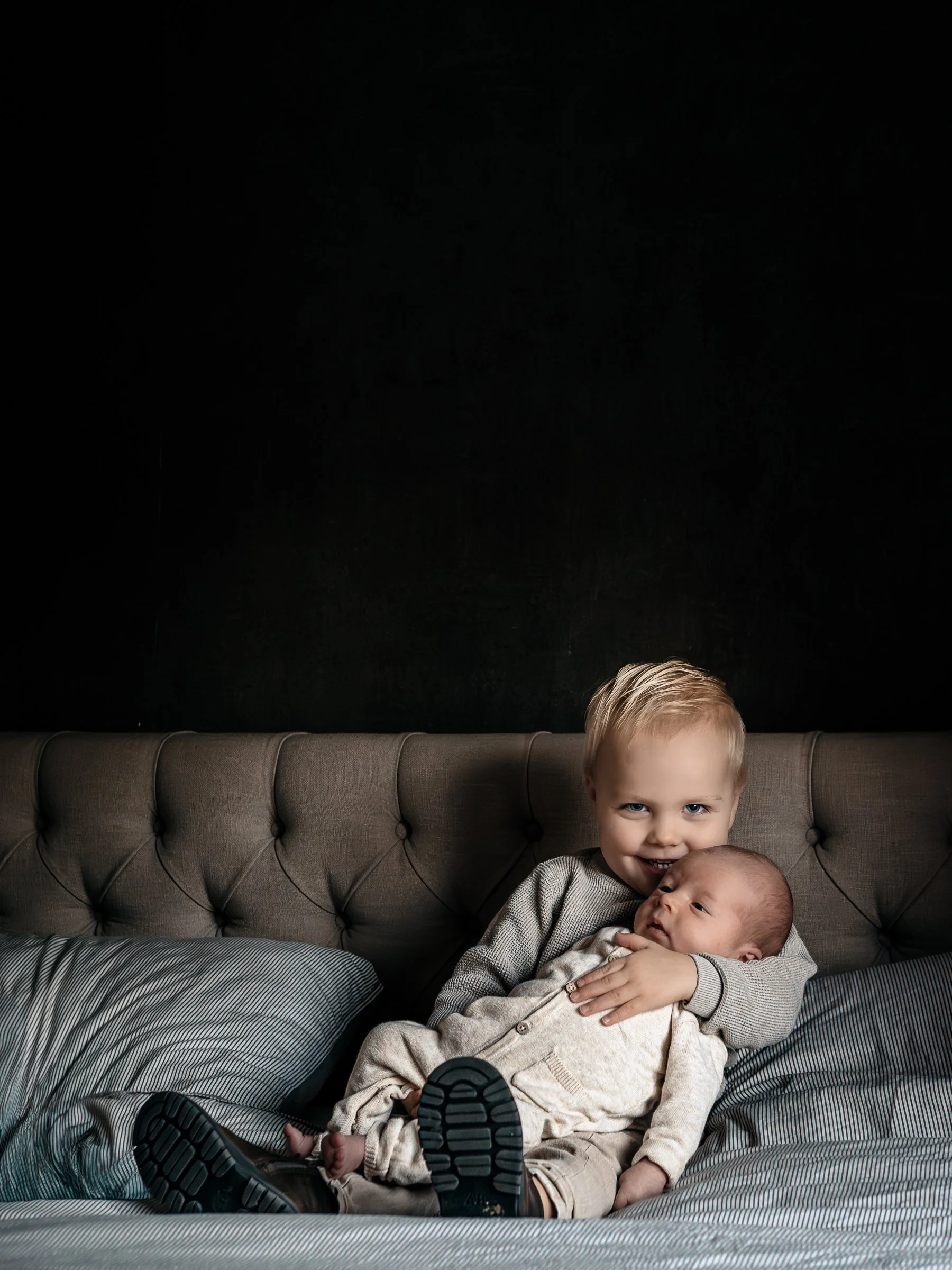 newborn shoot met grote broer thuis in huis in Hengelo