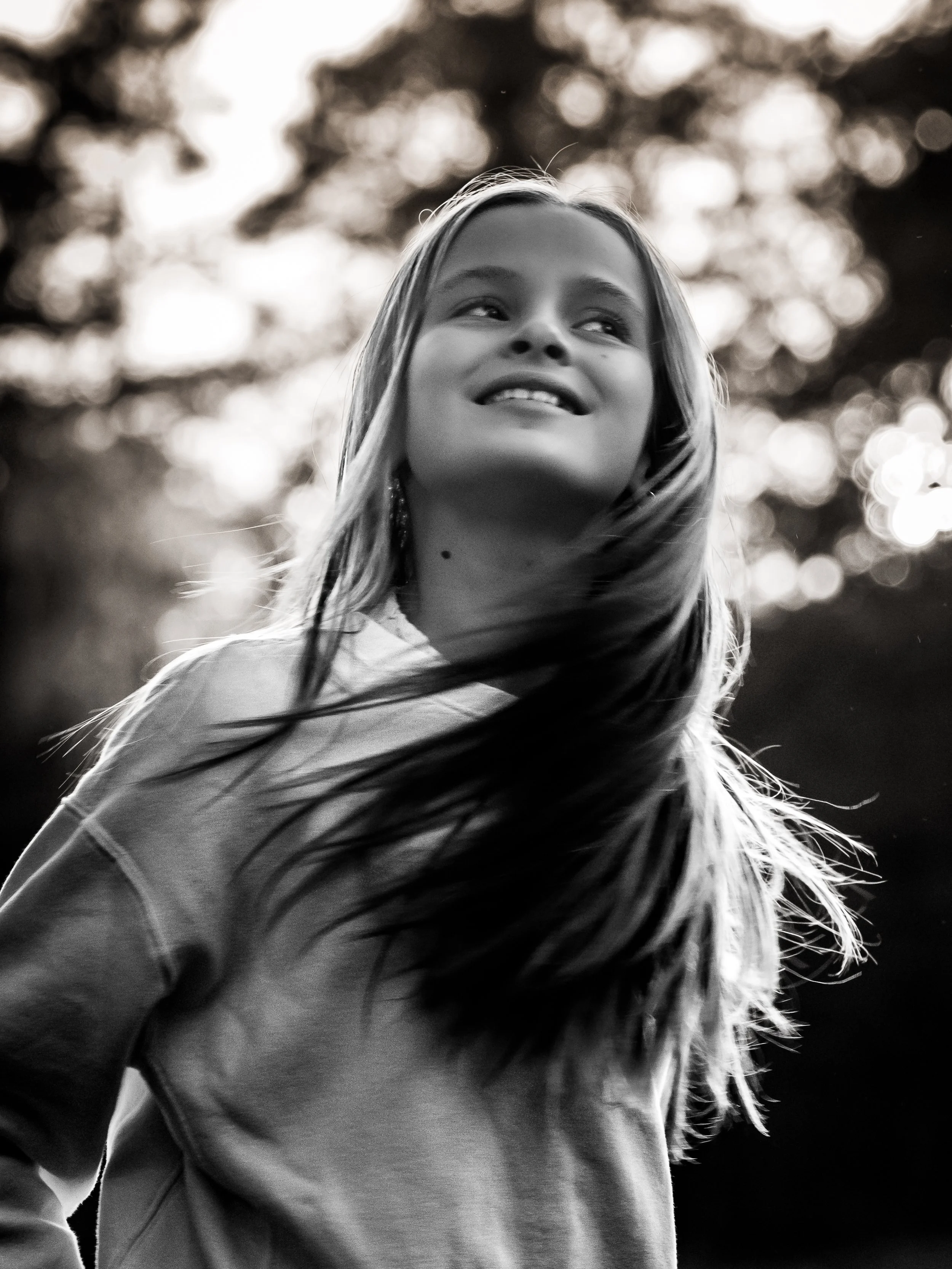 portretfoto meisje zwart wit met ondergaande zon goldenhour
