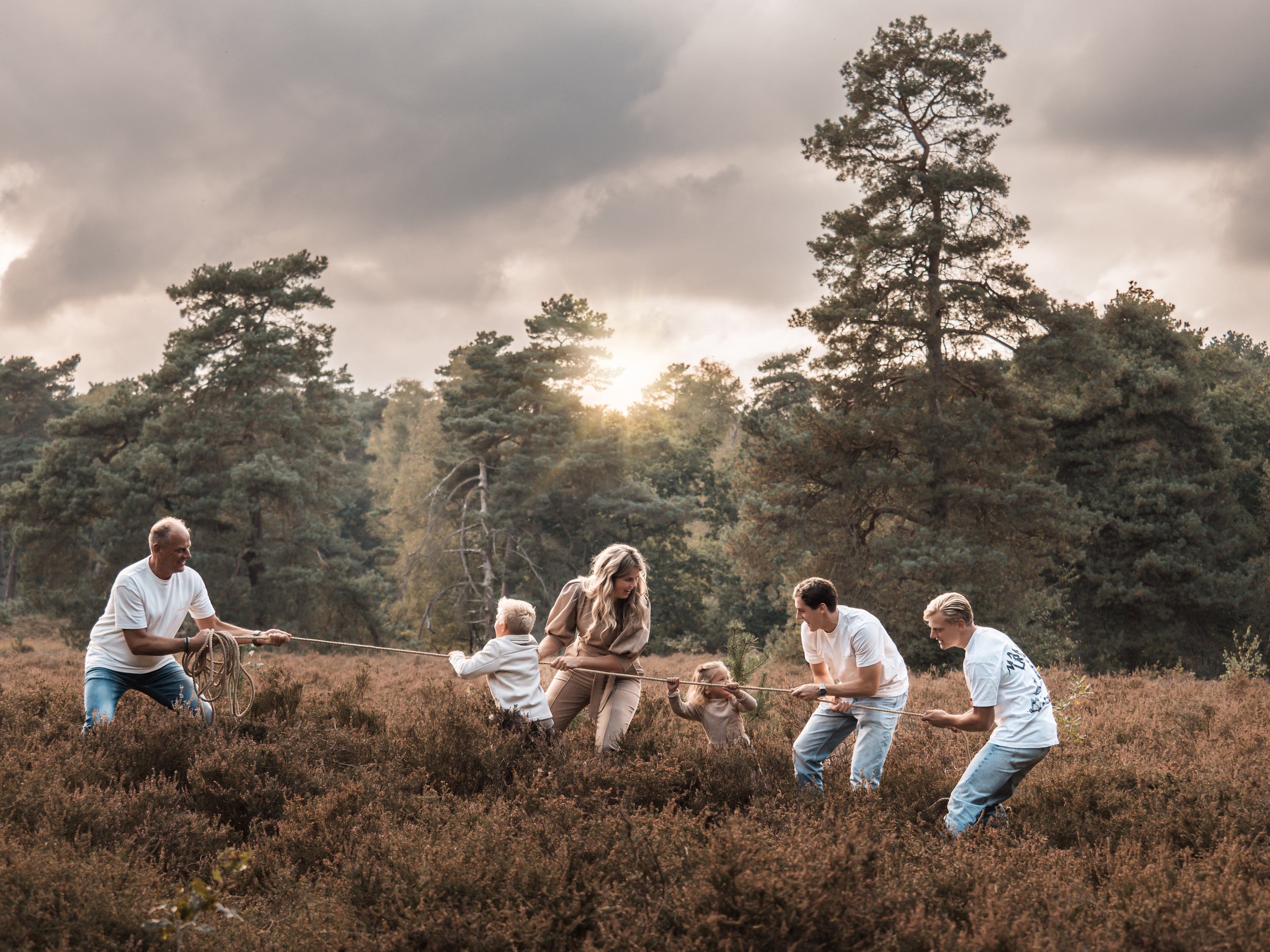Gezinsshoot samengesteld gezin touwtrekken  ongedwongen foto's