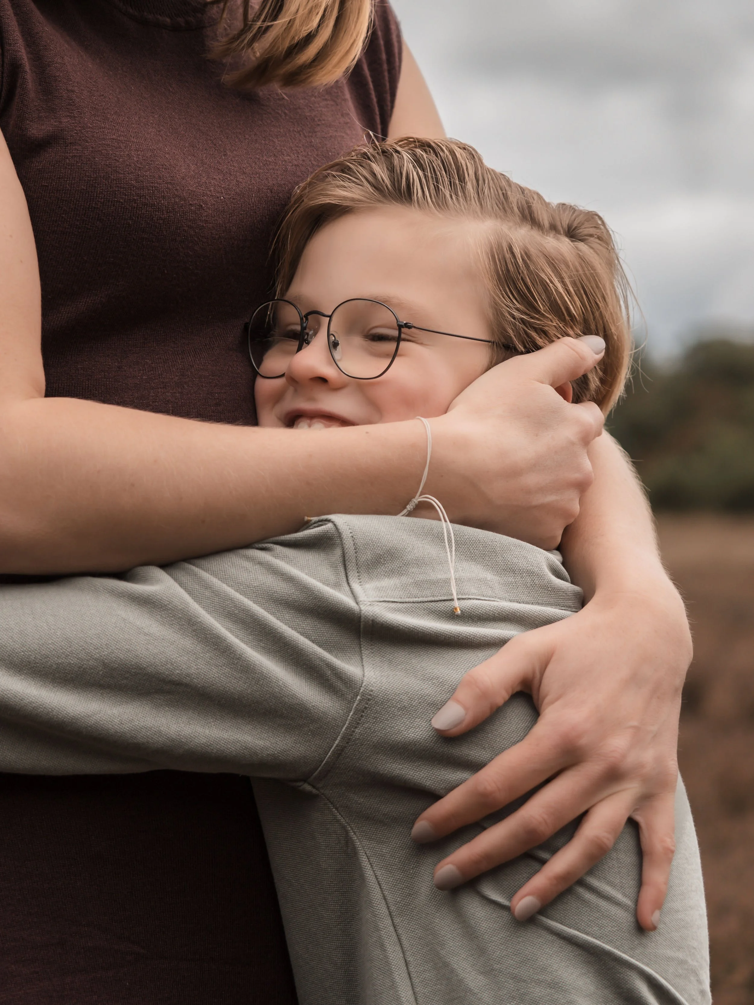 gezinsshoot dan is er ook altijd even tijd om te knuffelen met mama op de heide.