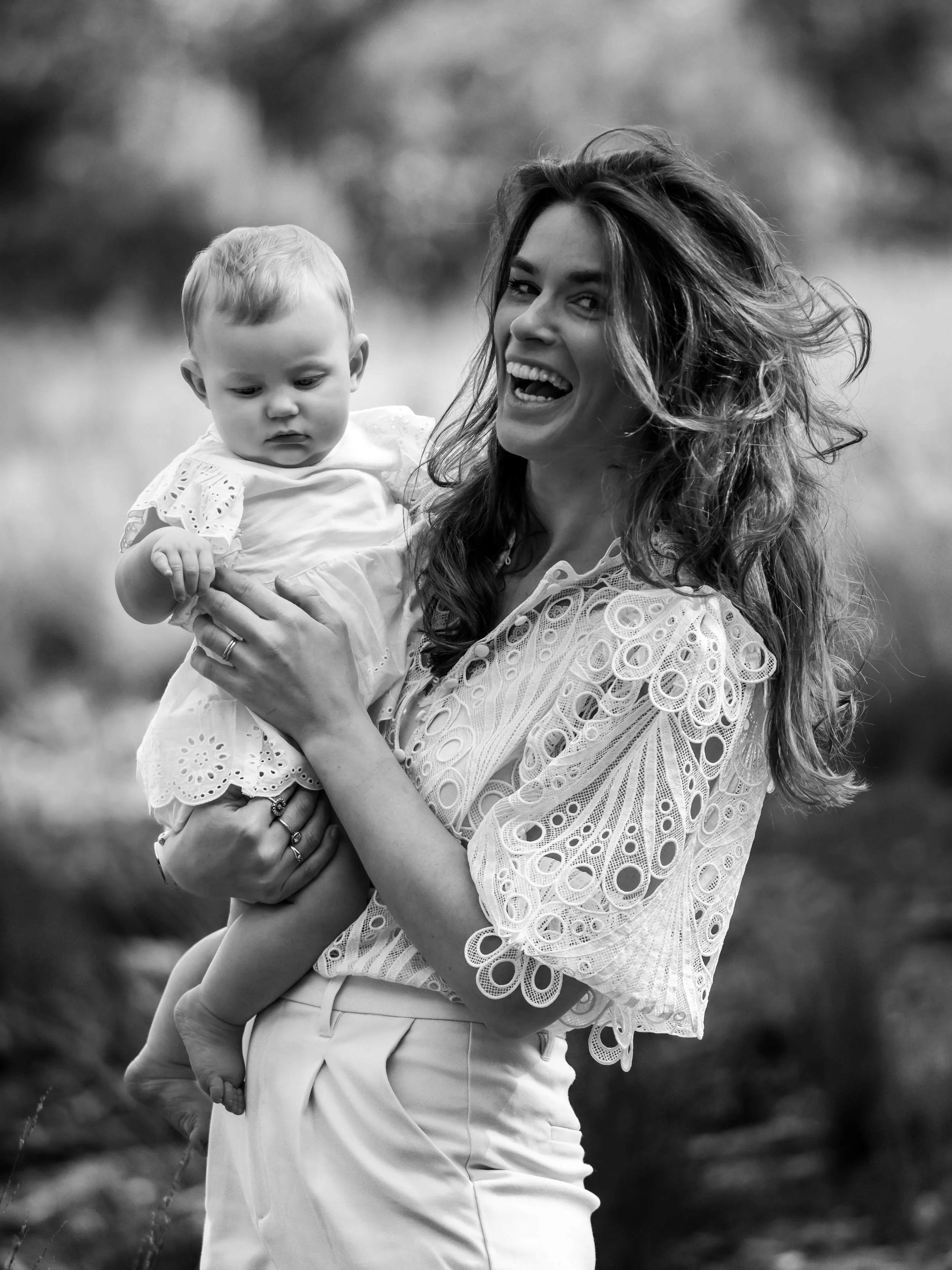 moederdag, mama met kind shoot zwart wit portret op de heide