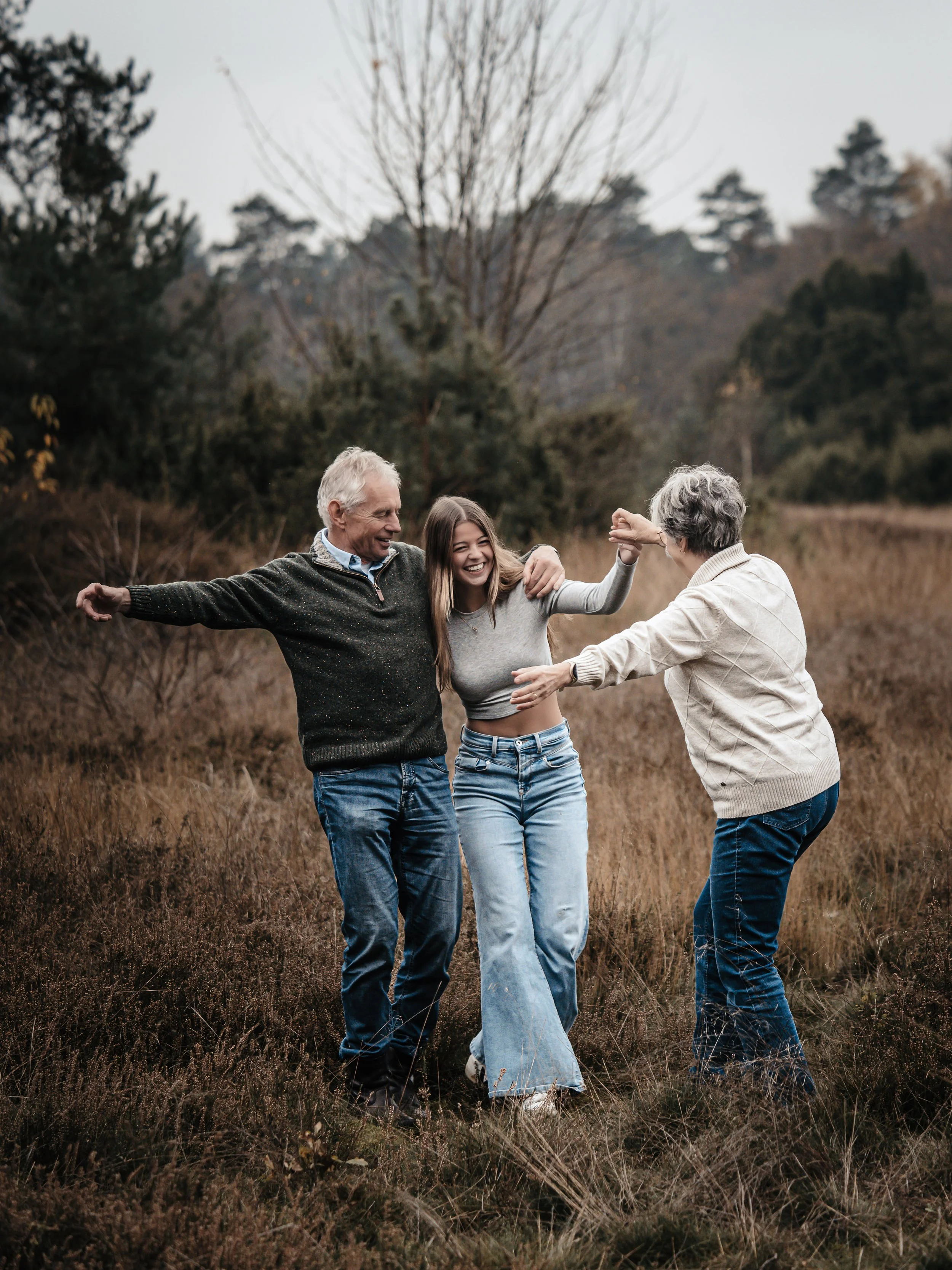 lifestyle shoot met de familie opa en oma dansen met hun kleindochter