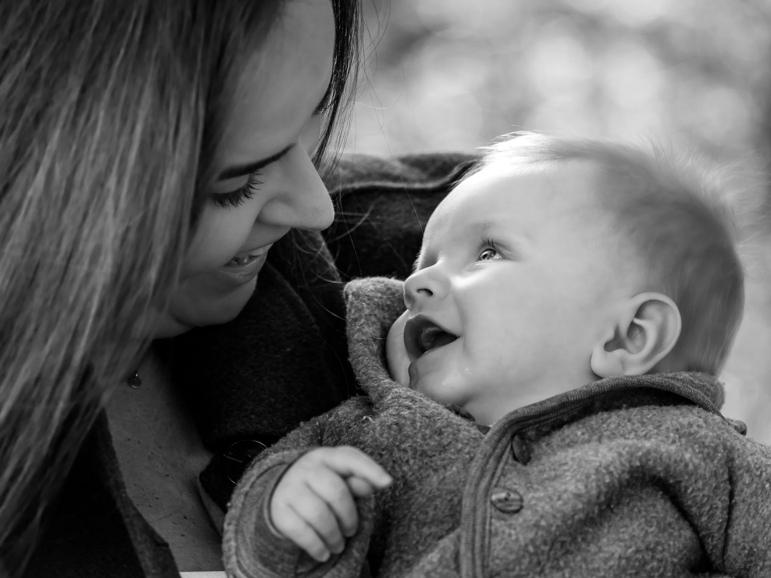 newborn buiten shoot van moeder met zoon