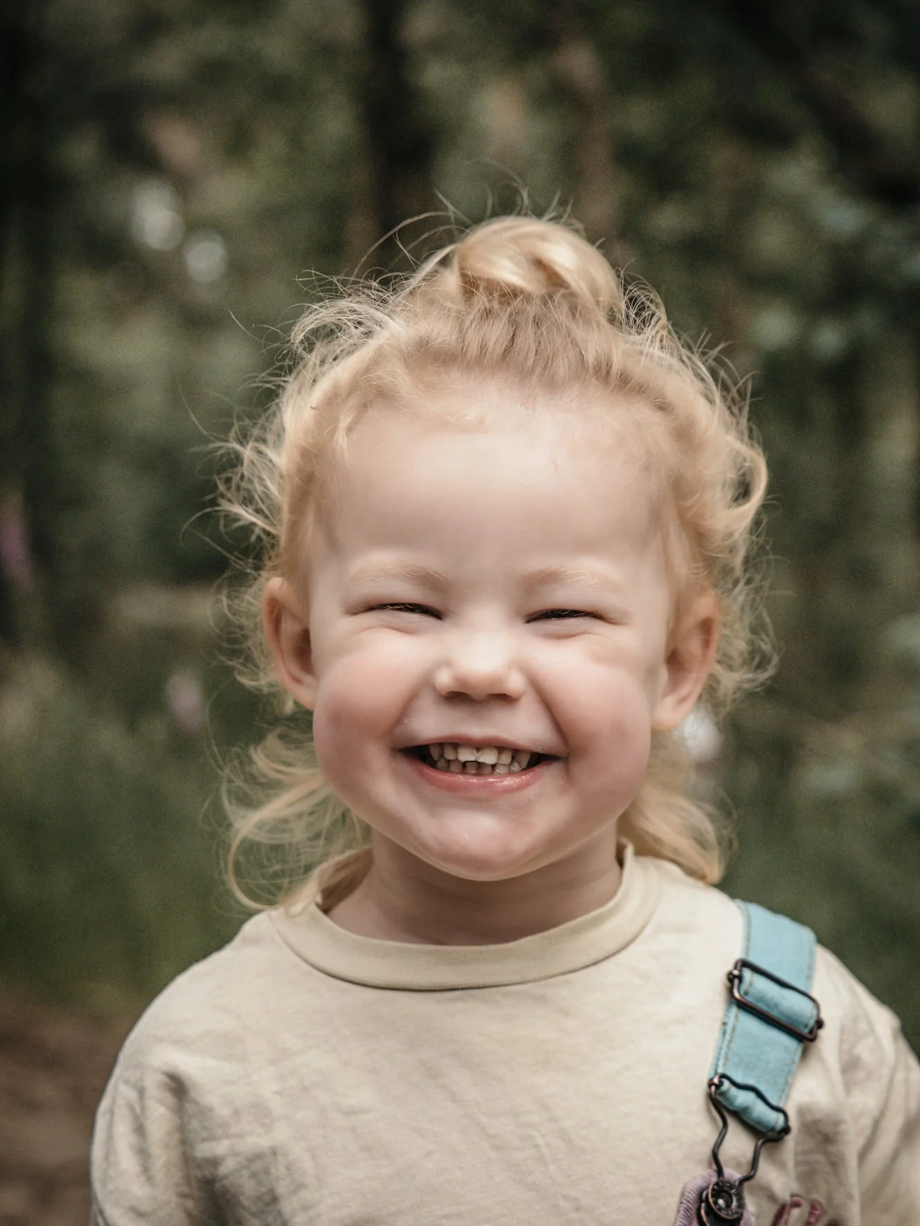 portret meisje peuter buitenshoot lachen