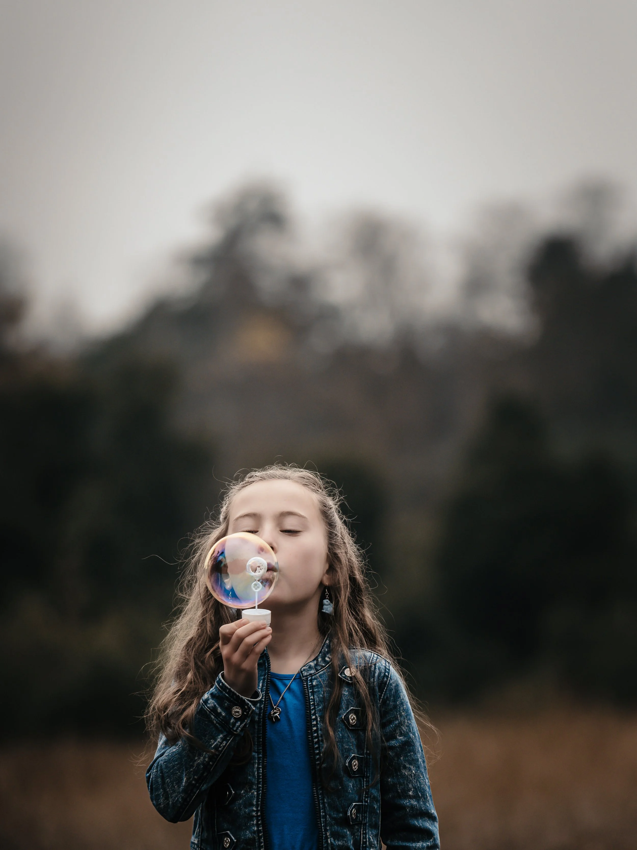 portretshoot meisje in de heide met bellenblaas