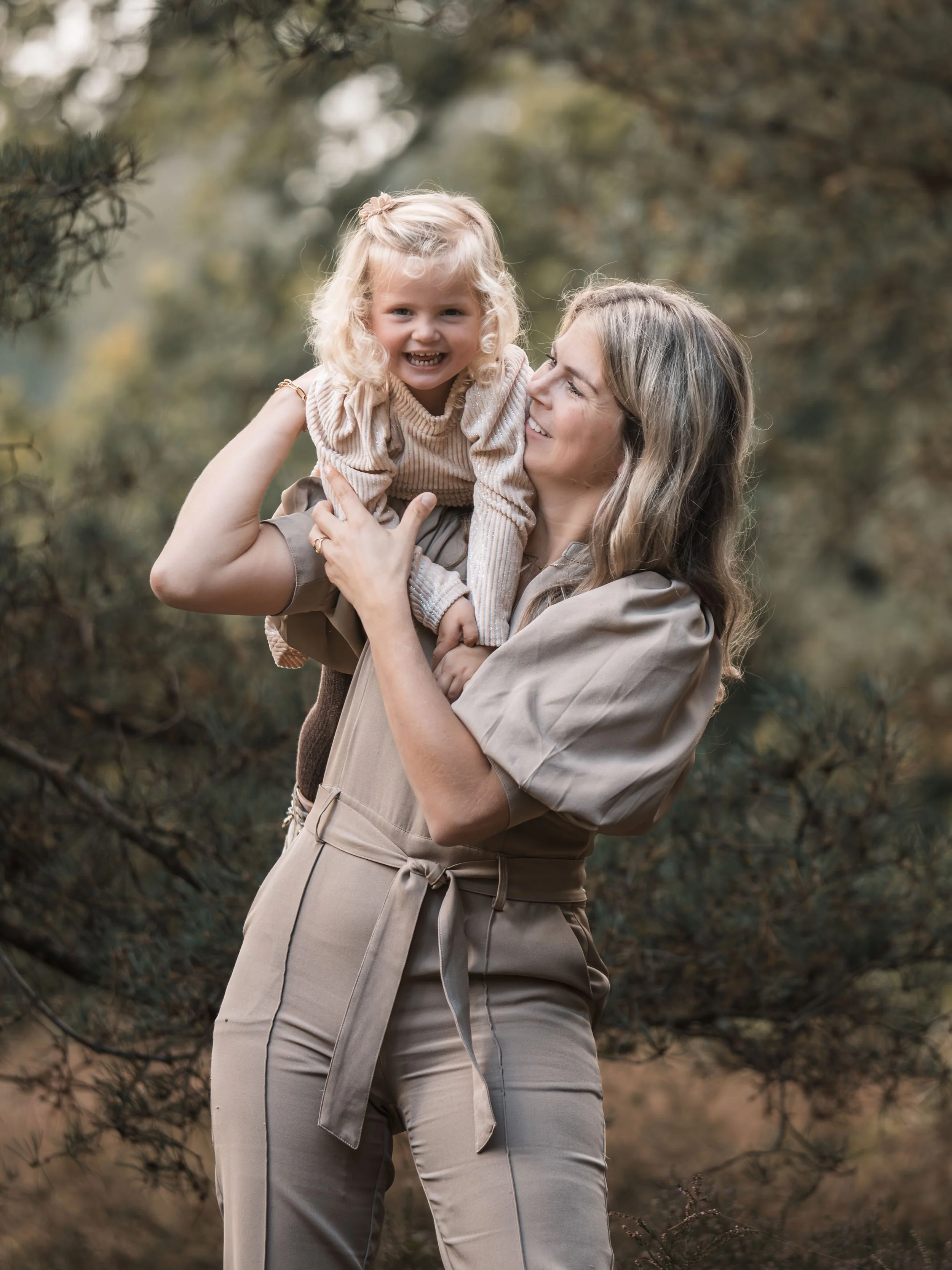 ravotten met mama in de buitenlucht tijden een gezinsshoot met een samengesteld gezin
