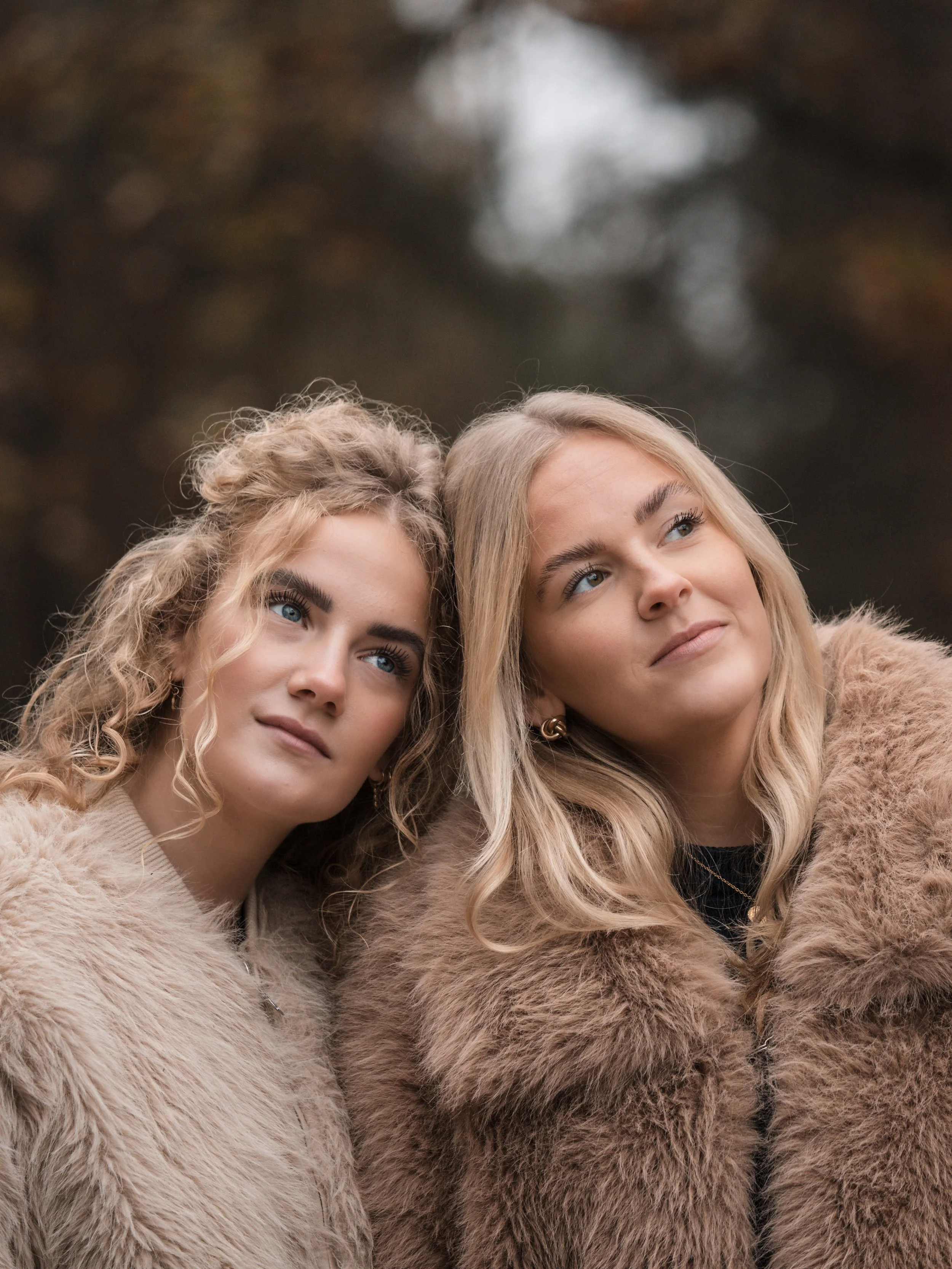 lifestyle families hoot waarbij 2 meiden geportretteerd zijn met bontjassen in november