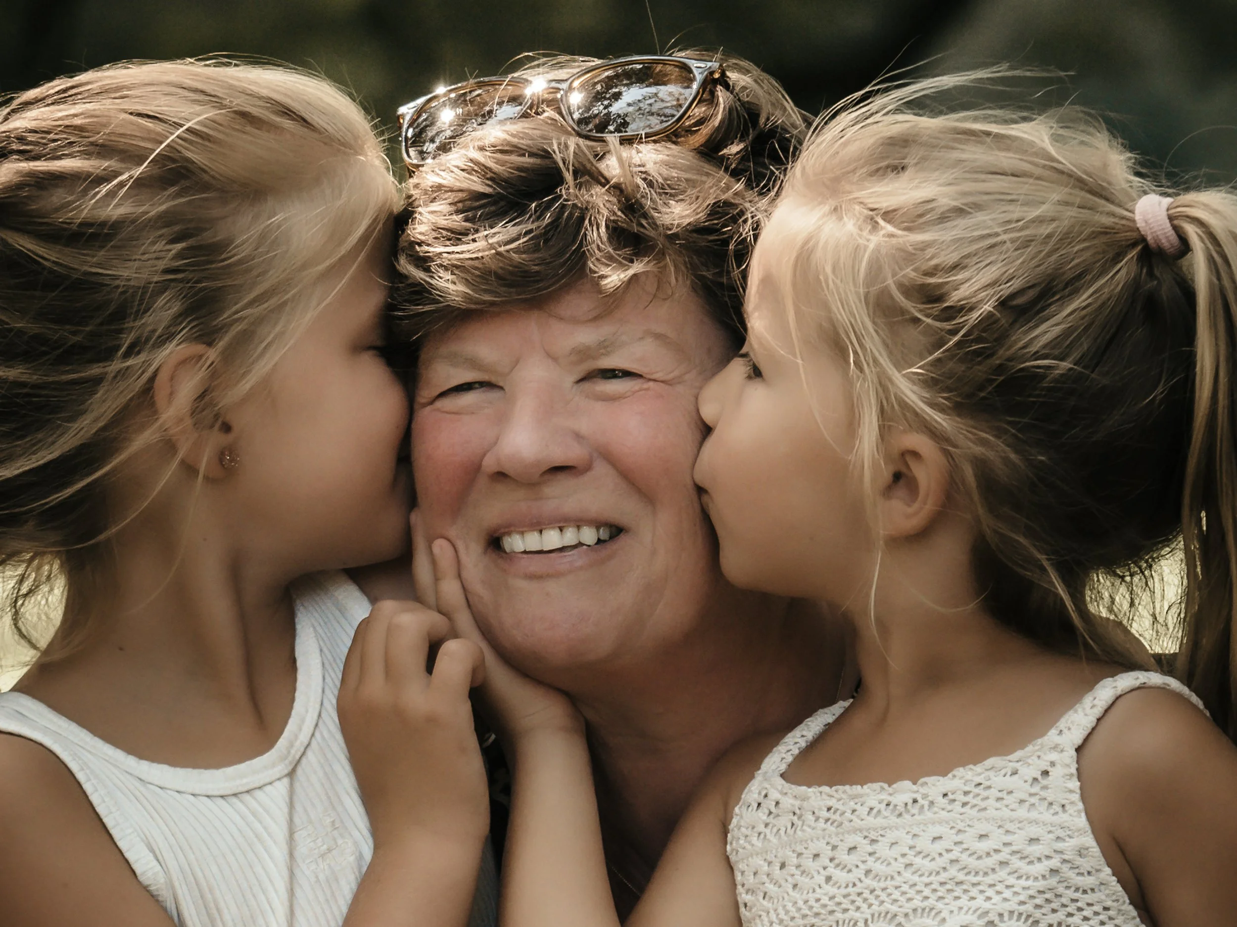 moederdag kusjes geven aan Oma