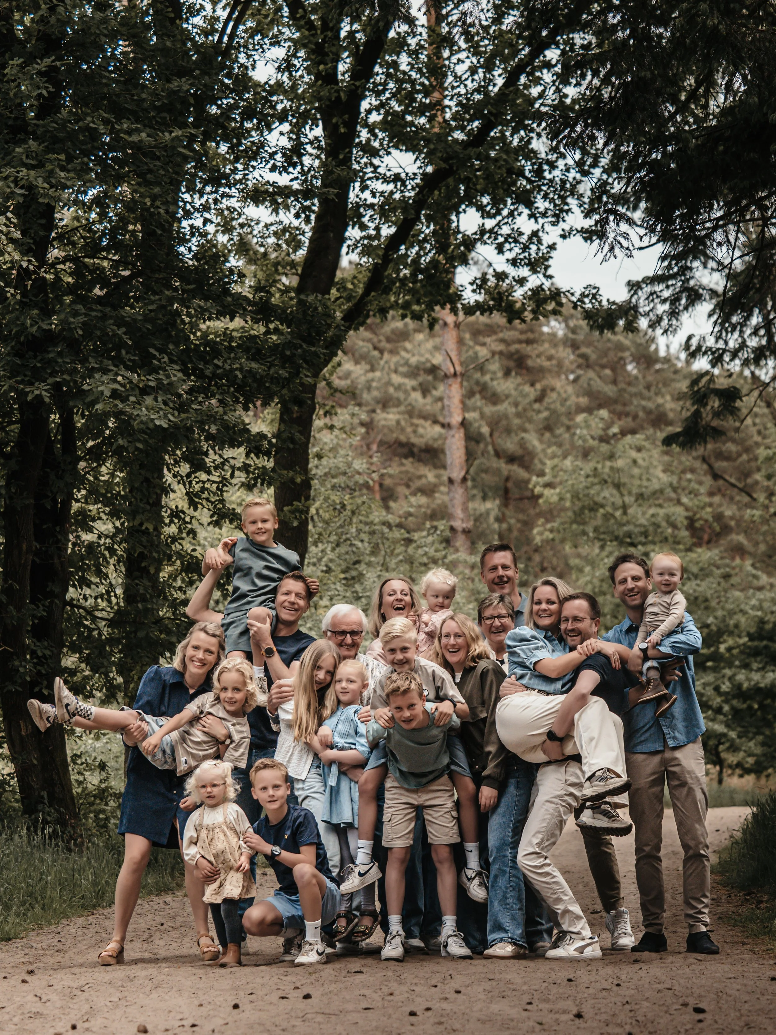 fotoshoot familieshoot grote familie knuffelchaos familyshoot