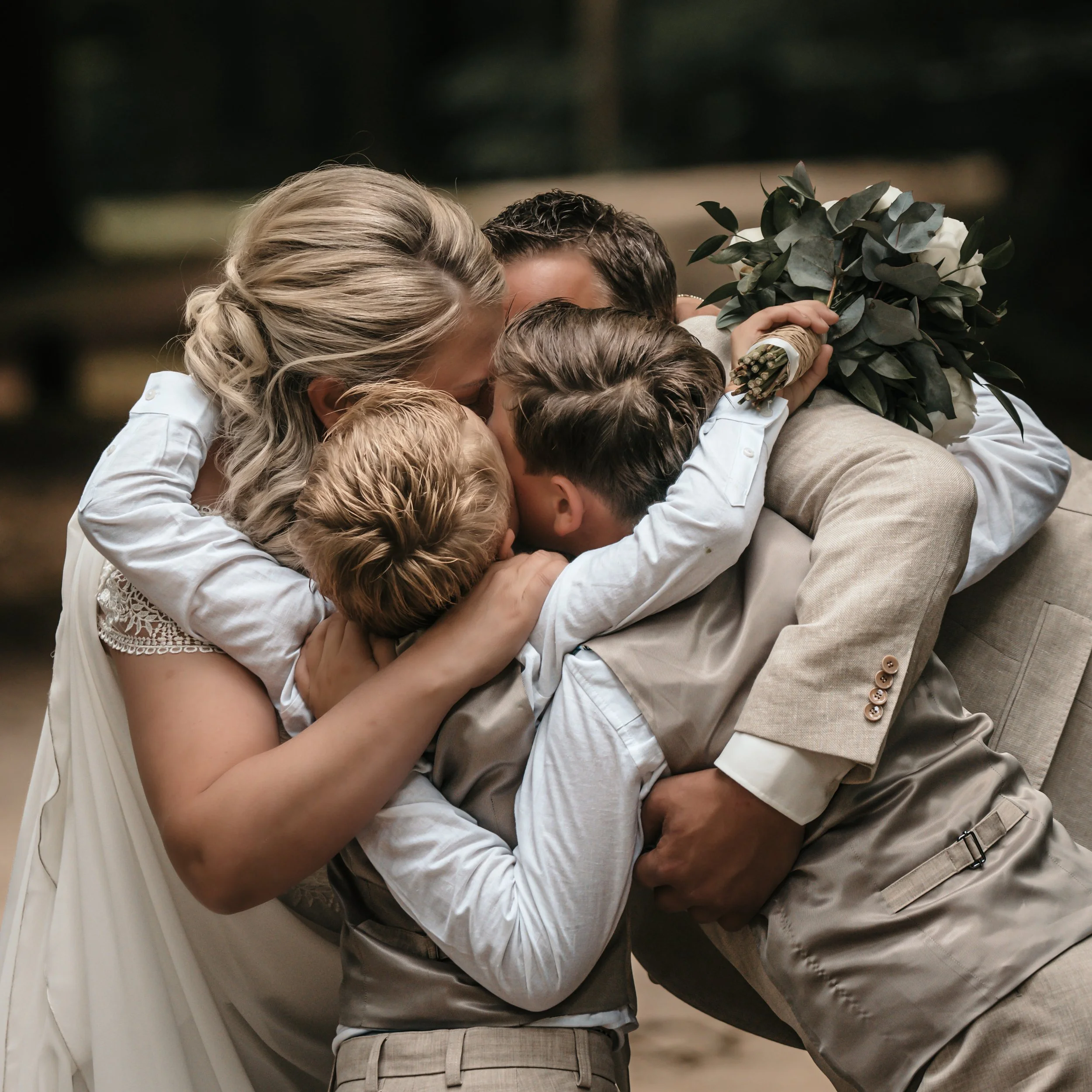 bruidsfotografie trouwbrochure knuffel met het gezin in Almelo