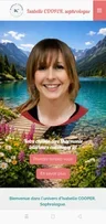 Jeune femme souriante avec des montagnes et un lac en arrière-plan, entourée de fleurs colorées.