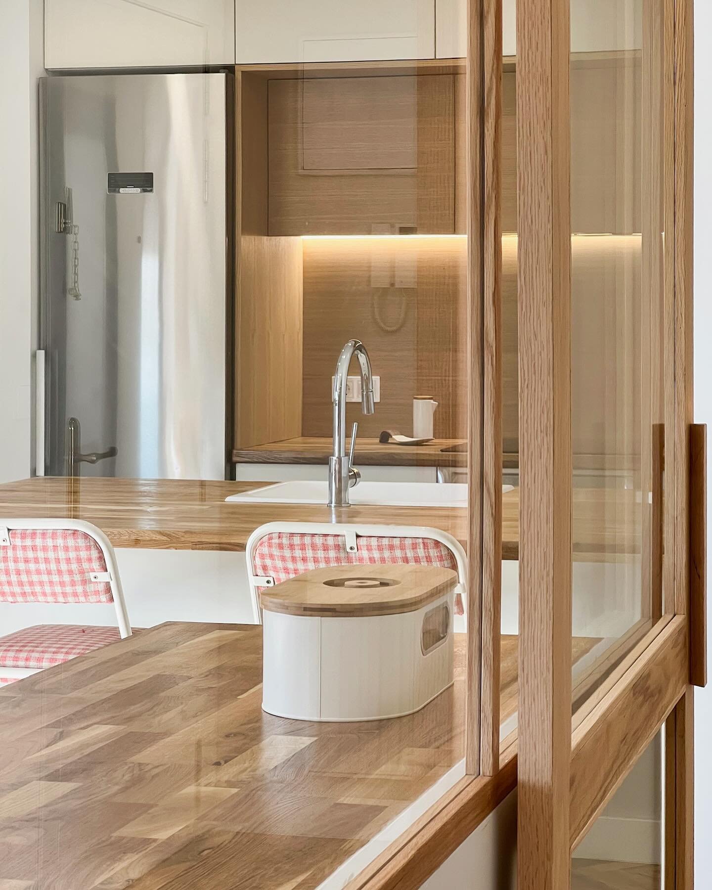 Para la gente cocinilla como nosotros, la cocina es el coraz&oacute;n de cualquier casa. Luz natural, materiales nobles, l&iacute;neas limpias&hellip;

Et voil&agrave;! ✨

Dejamos atr&aacute;s una cocina oscura, con demasiado ruido visual, donde quer