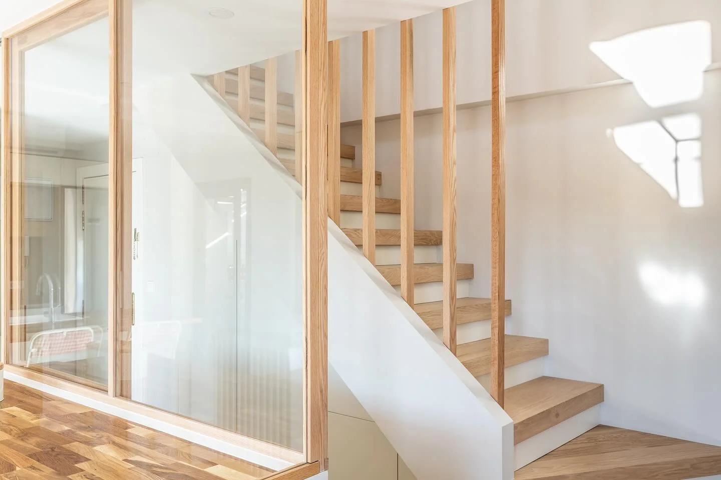 Sabemos que no todas las casas cuentan con escalera... Pero, &iquest;podemos reformarlas?

Antes y despu&eacute;s del cambio que peg&oacute; la que conectaba las dos plantas de Casa Laura.

&iquest;Os gusta tanto como a nosotros el roble? 😍🌳

Una v