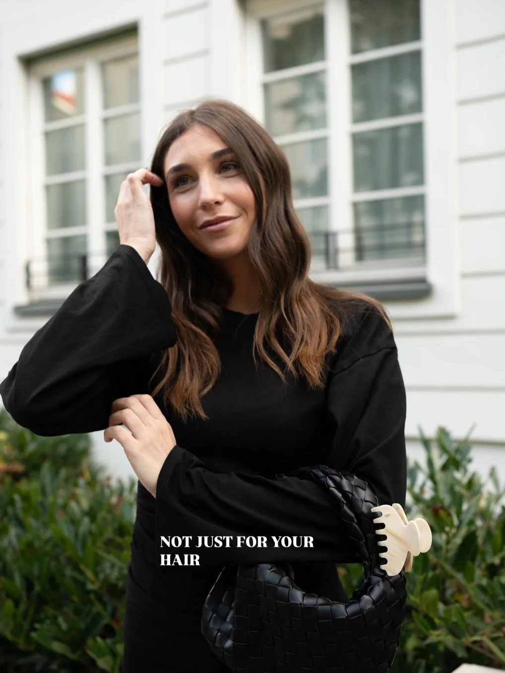 NOT JUST FOR YOUR HAIR . . . Manche Accessoires lassen sich auf mehr als eine Art tragen. Im Haar, an der Tasche oder einfach dort, wo sie gerade zum Outfit passen. Ein kleines Detail, das einen Look ver&auml;ndern kann.

INESSA BERLIN
Made for your 