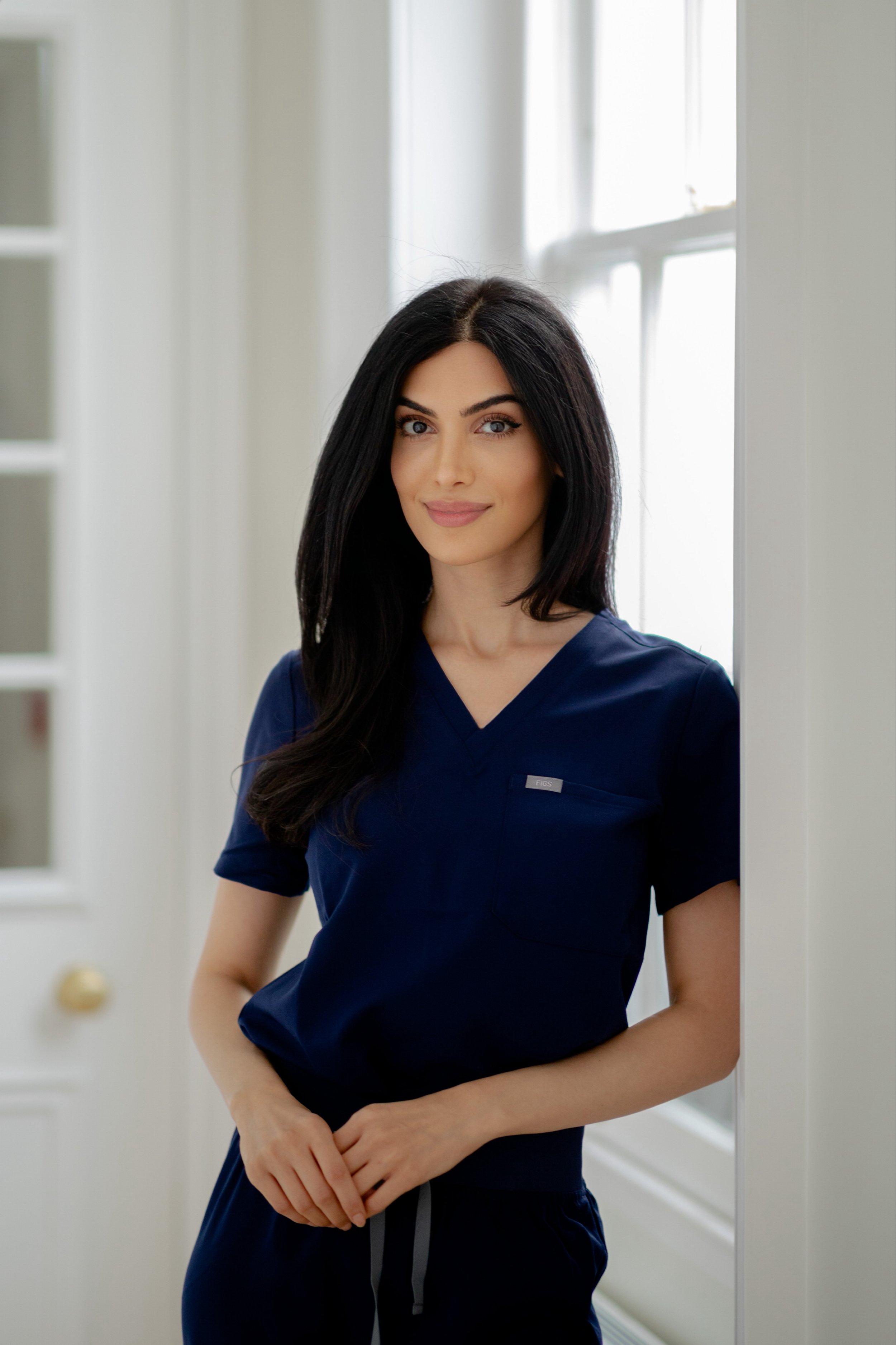 Dr Shaimaa Jamshidi FRCS specialises in the scarless facelift in London