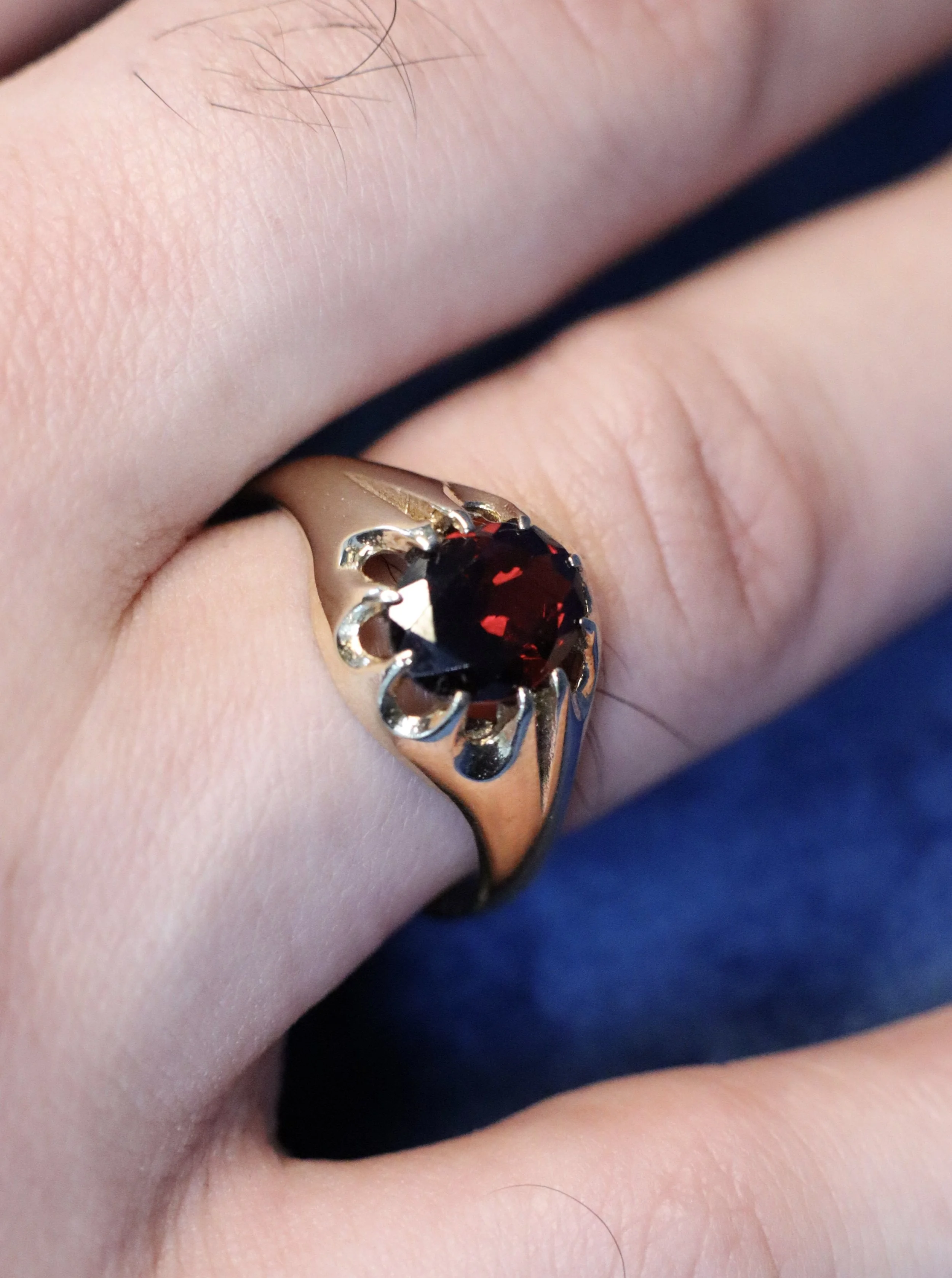 9ct Gold Oval Garnet Ring