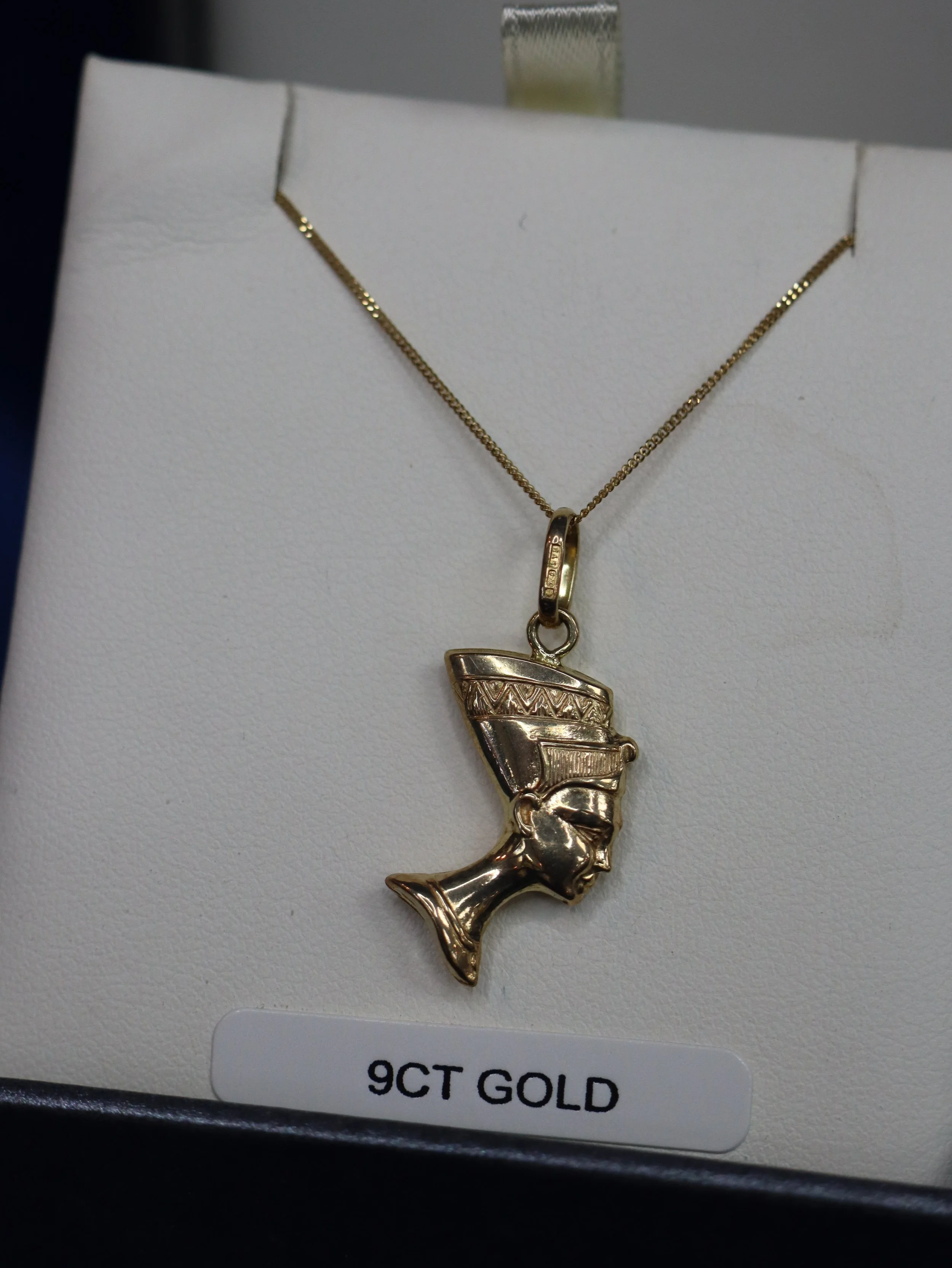 9ct Gold Queen Nefertiti Pendent and chain