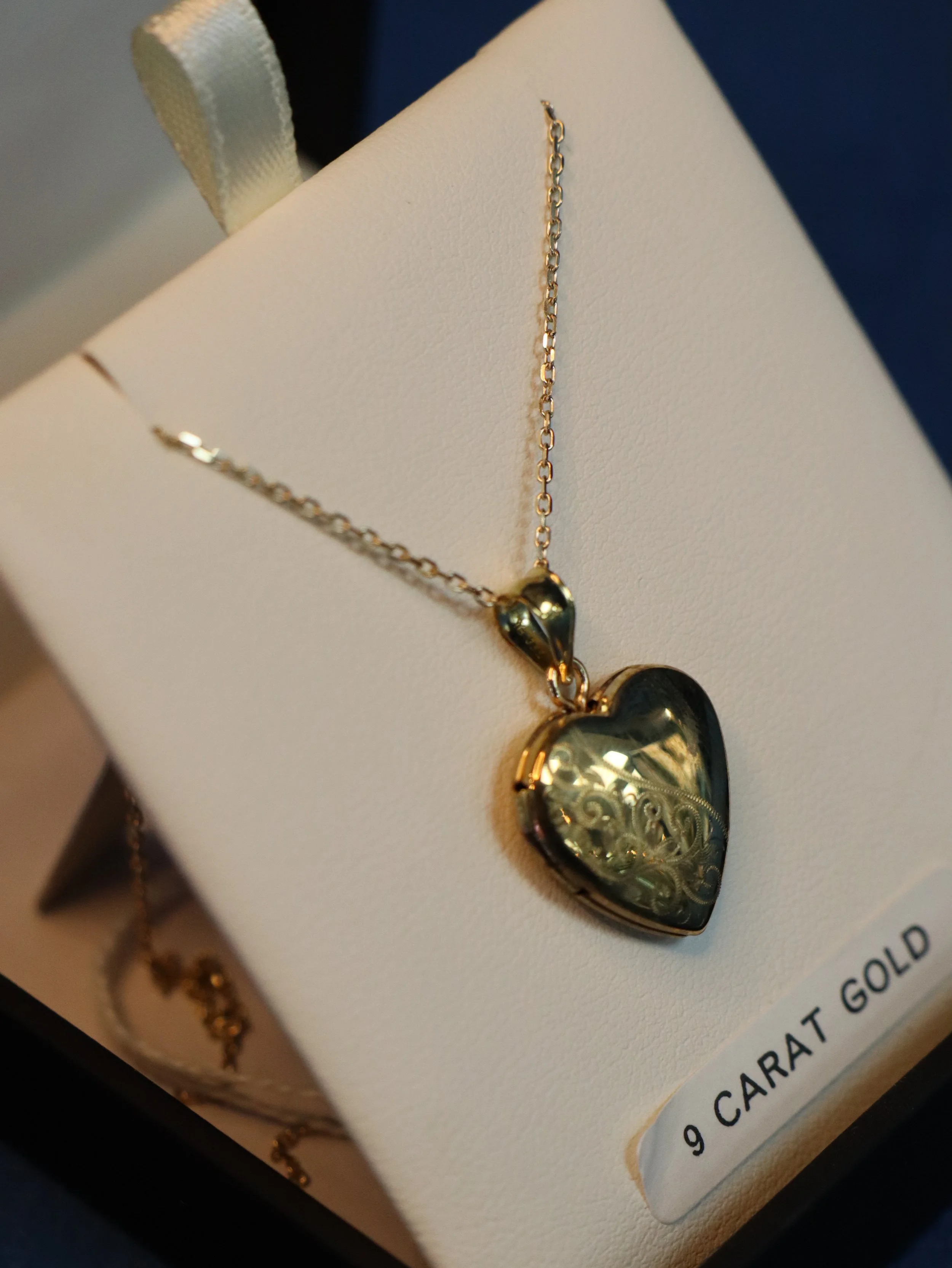 9ct yellow gold engraved heart locket necklace
