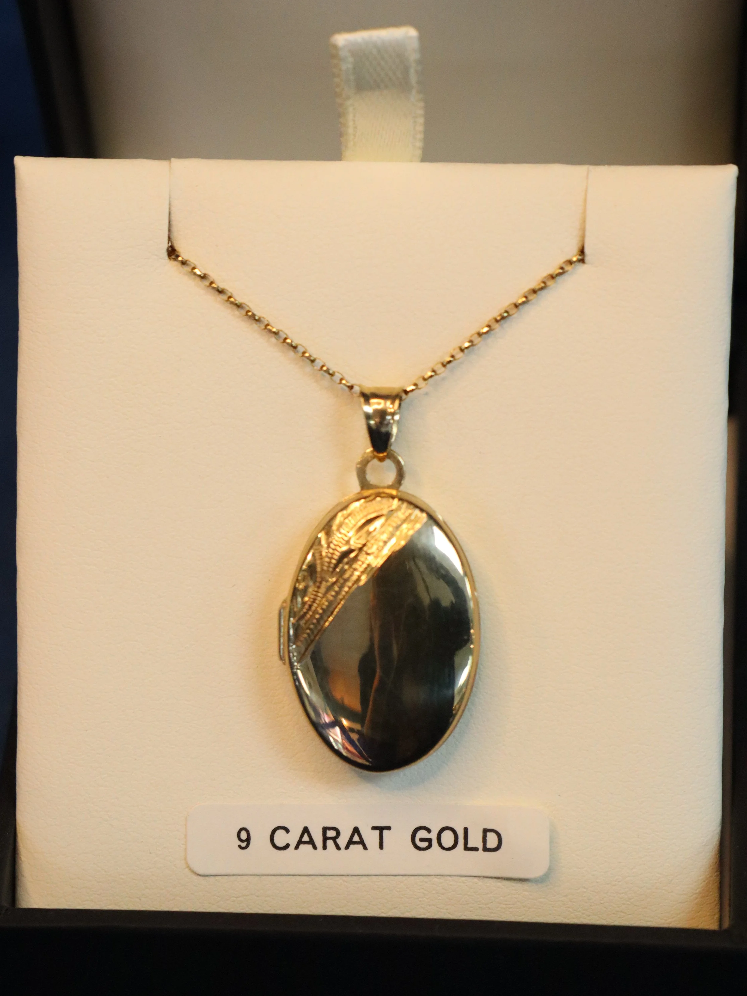 9ct Yellow Gold Engraved Oval Locket