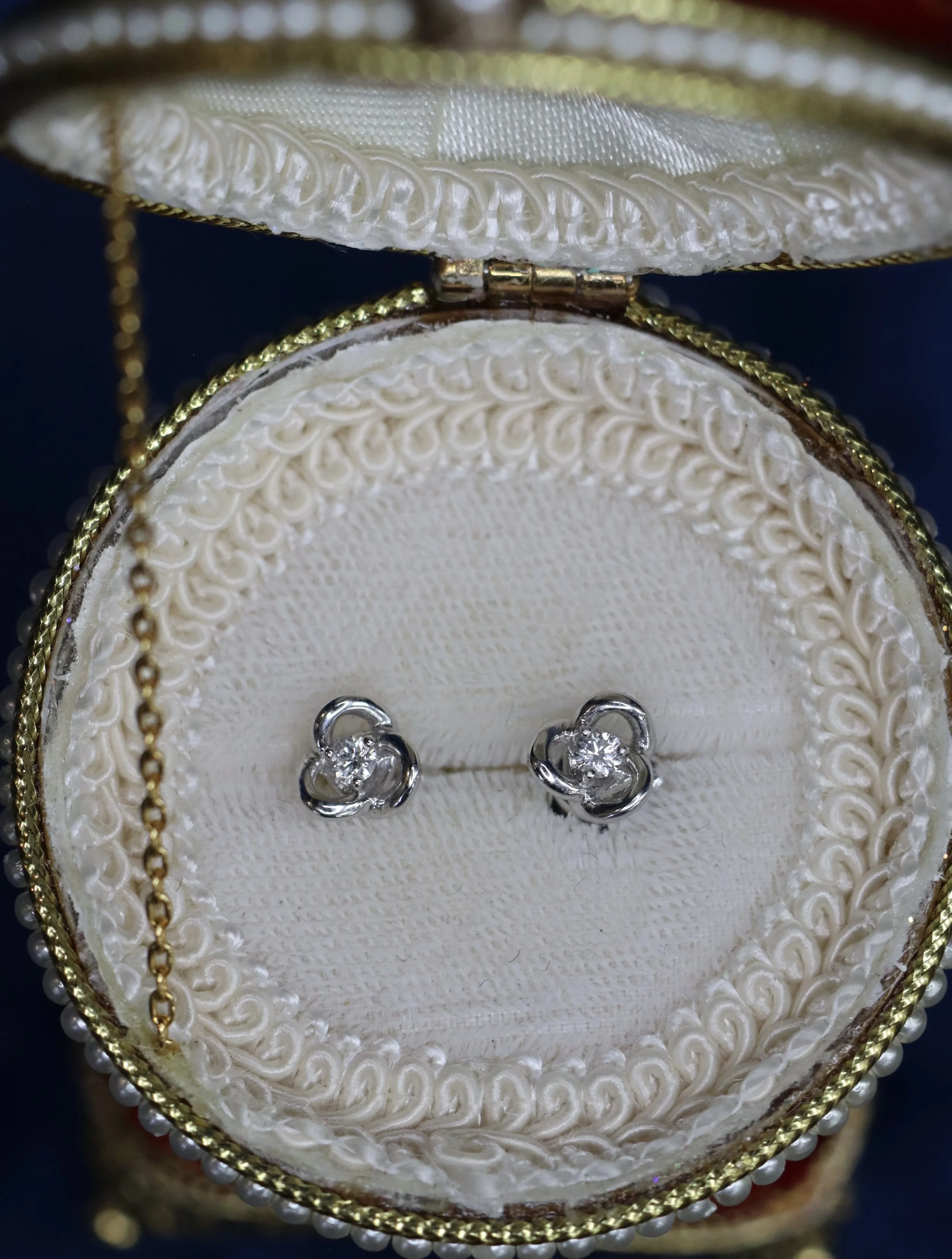 18kt White Gold & Diamond Twist Stud Earrings