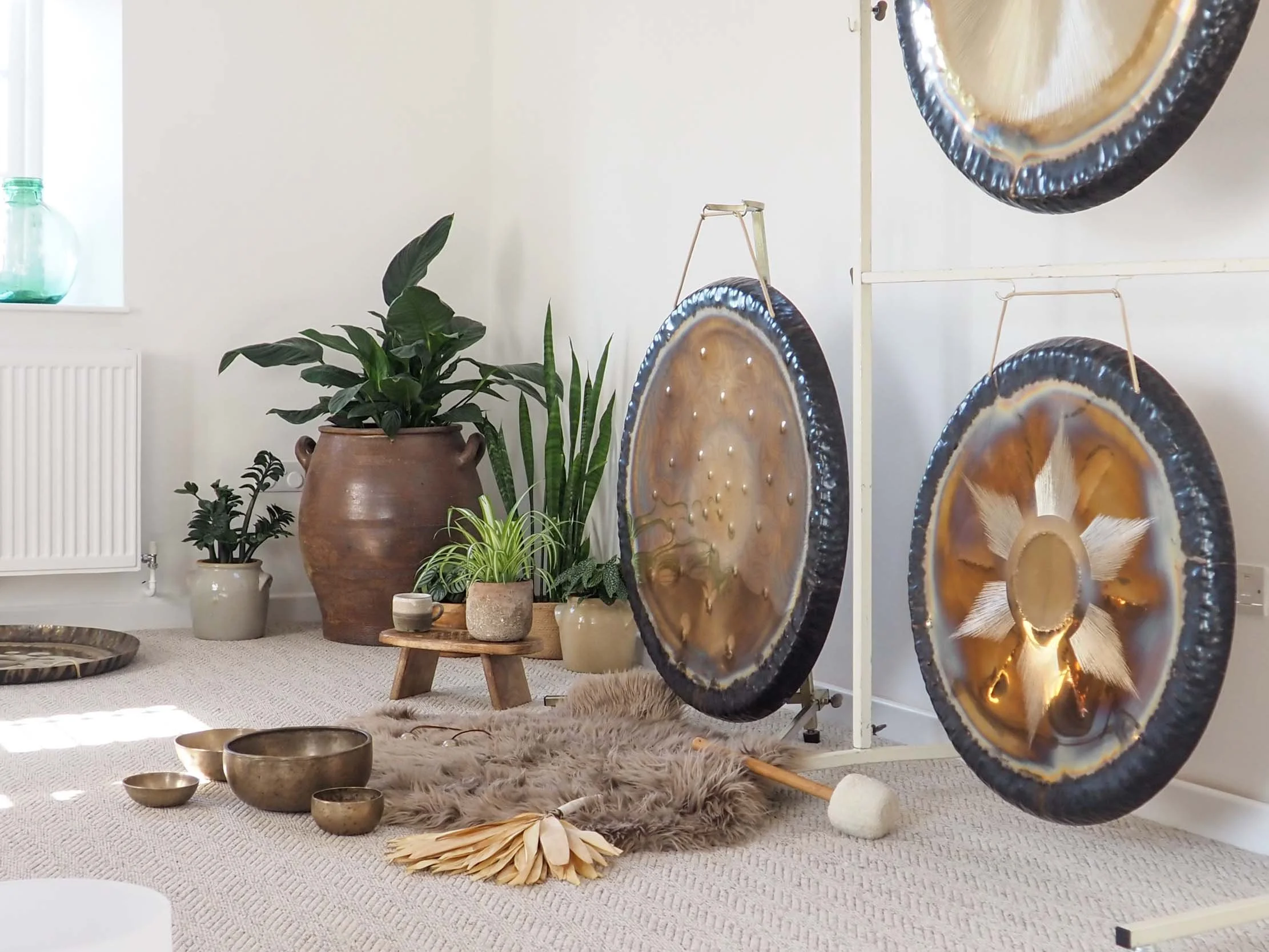 Photo of sound therapy studio in leafield west oxfordshire with gongs and sound healing instruments and plants ready for a sound therapy session