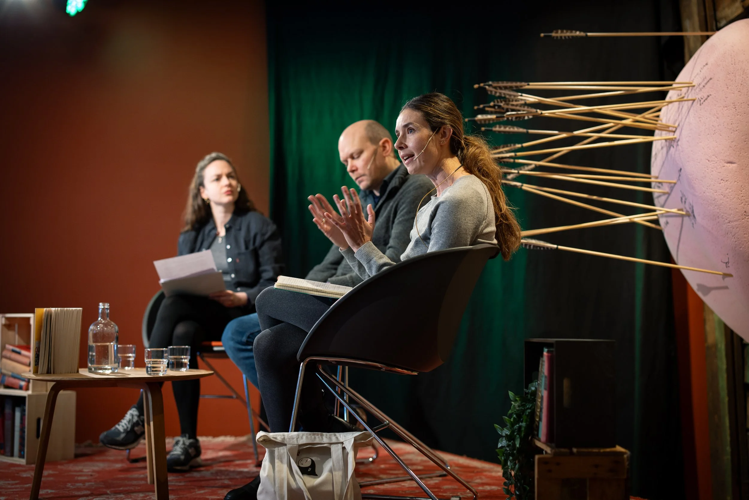 Agnes Banach og Julia Aagenæs Wiedlocha på et litterært arrangement.