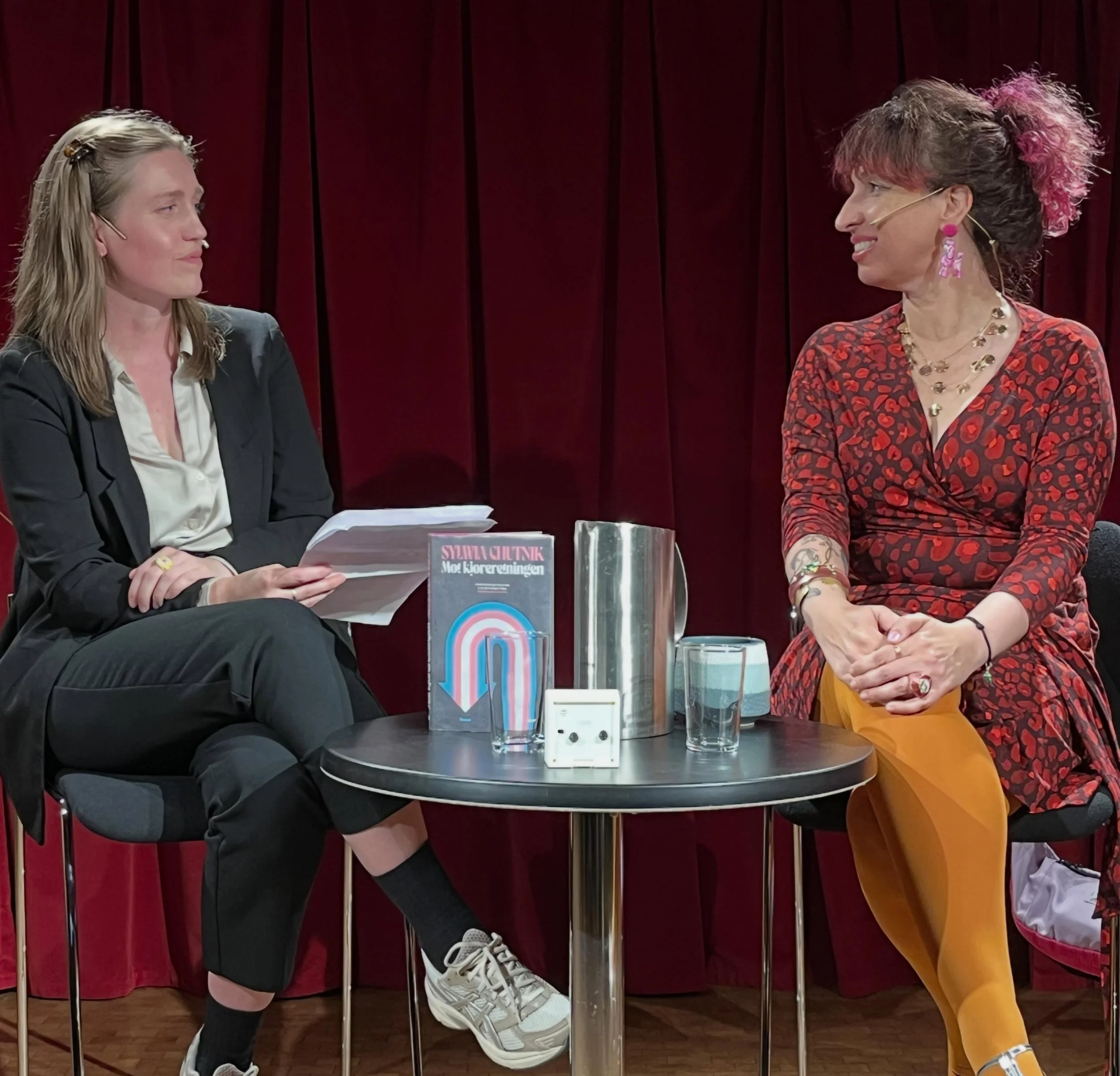 Tusen takk for en helt vidunderlig kveld med kloke og morsomme Sylwia Chutnik og den dyktige intervjueren Amalie Kasin Lerstang! 

Vi anbefaler alle &aring; lytte til Gisken Armands lydbokinnlesing av &laquo;Mot kj&oslash;reretningen&raquo;! Og plukk