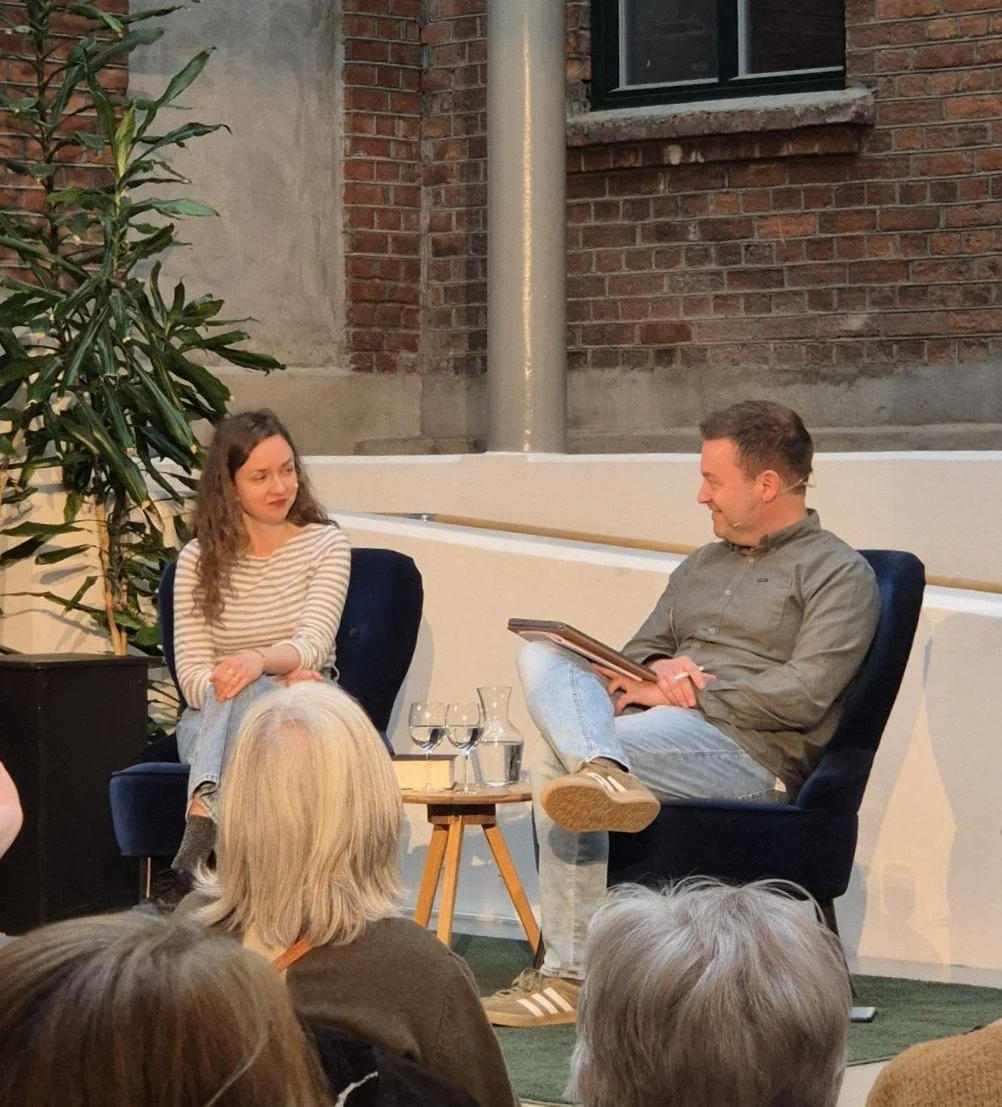 Julia Aagenæs Wiedlocha i samtale på scenen