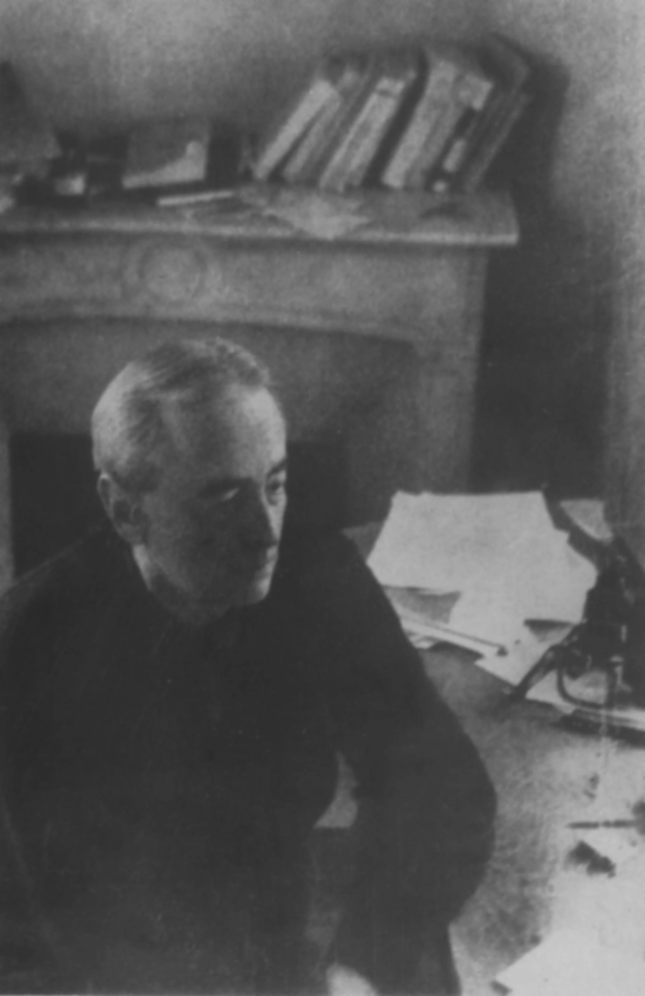 Witold Gombrowicz ved skrivebordet, omgitt av bøker og papirer.