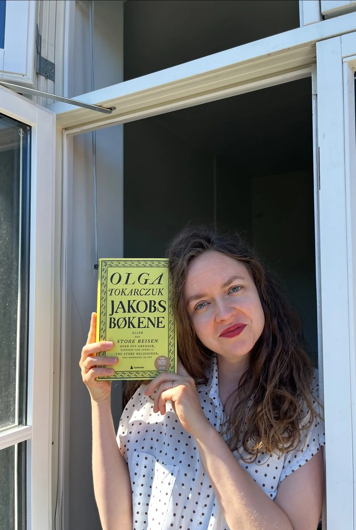 Julia Aagenæs Wiedlocha holder sin oversettelse av Jakobs bøkene av Olga Tokarczuk.