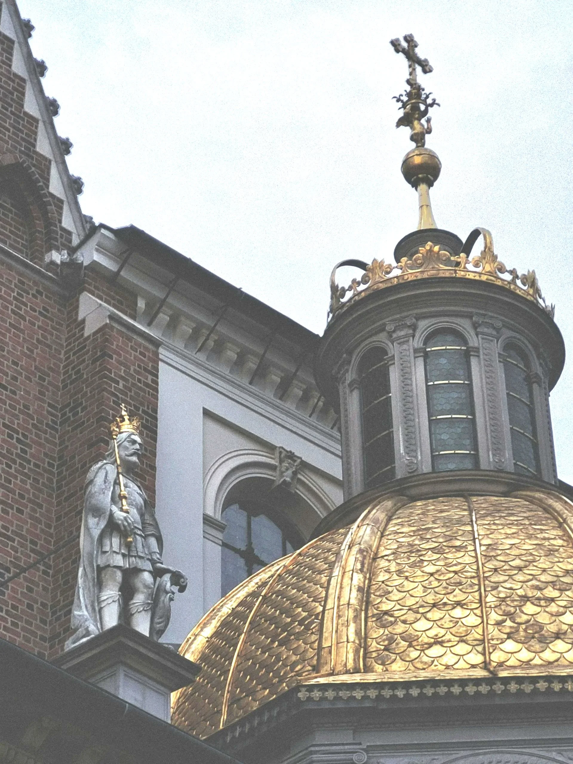 Wawel-katedralens forgyldte kuppel med krone og septer, Kraków.