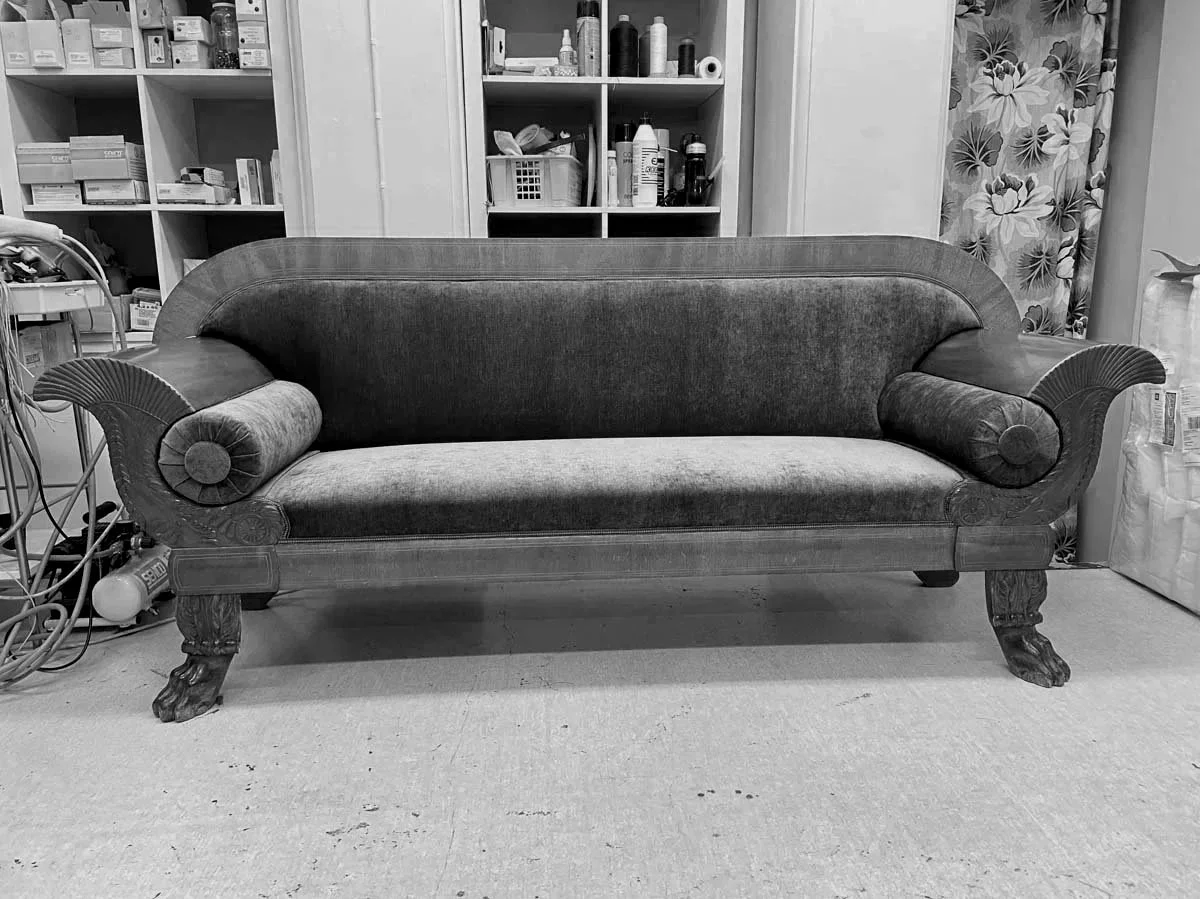 Omtapetserad blå Biedermeier soffa