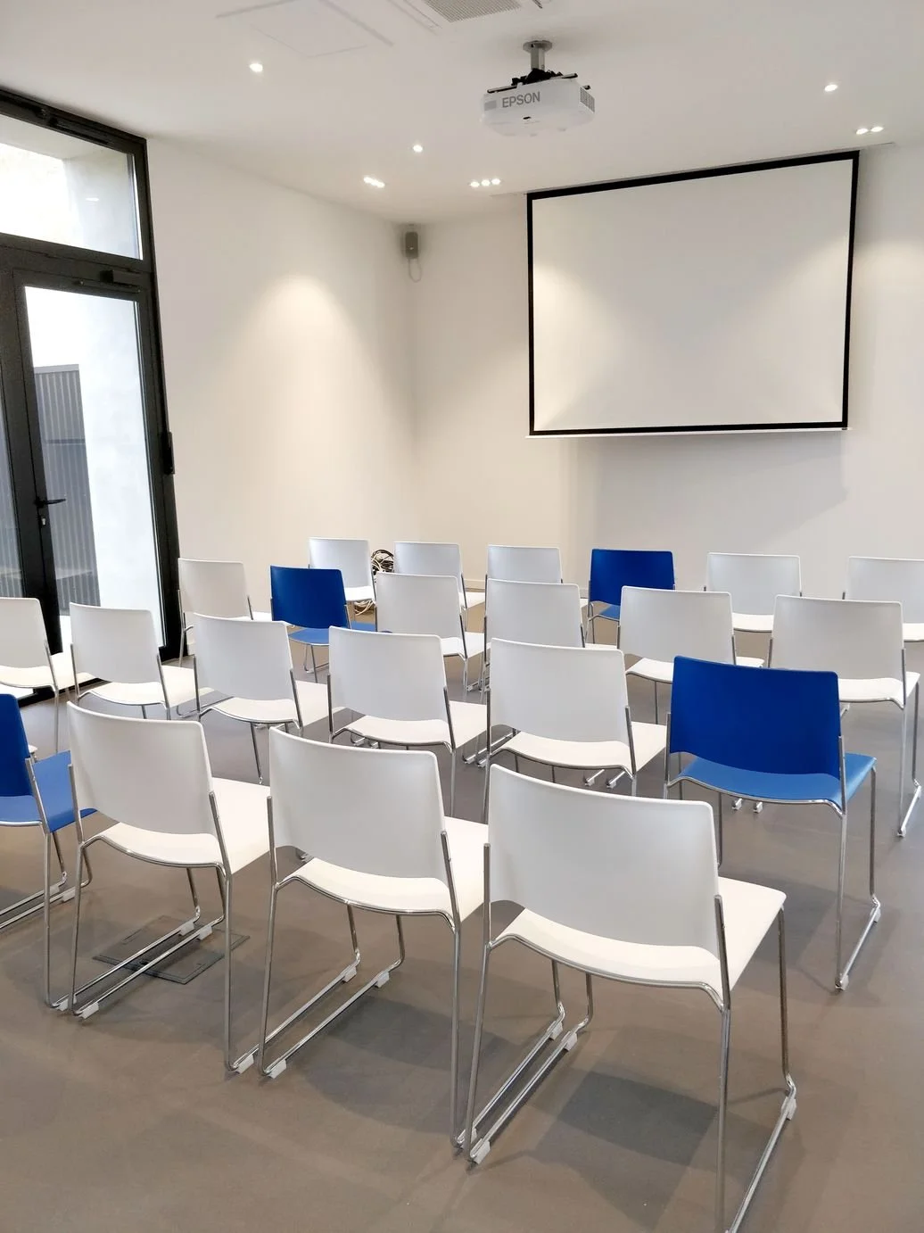 Salle de séminaire en disposition théâtre pour 25 personnes avec vidéoprojecteur, idéale pour conférence et présentation à Nantes chez Rokyo à Trentemoult