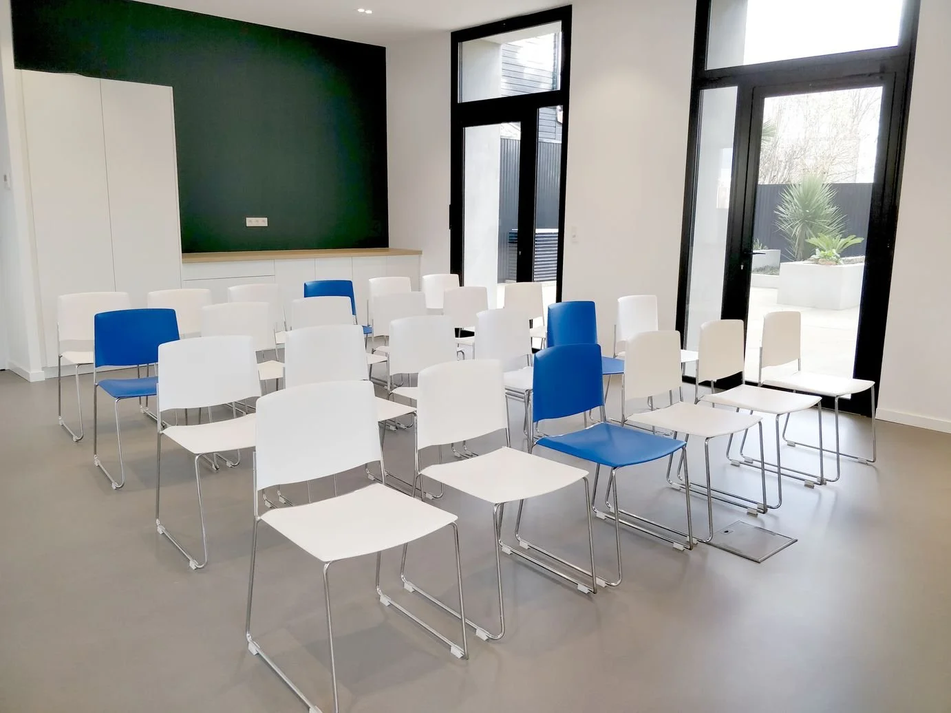 alle de séminaire en disposition théâtre pour 25 personnes avec vidéoprojecteur, idéale pour conférence et présentation à Nantes chez Rokyo à Trentemoult