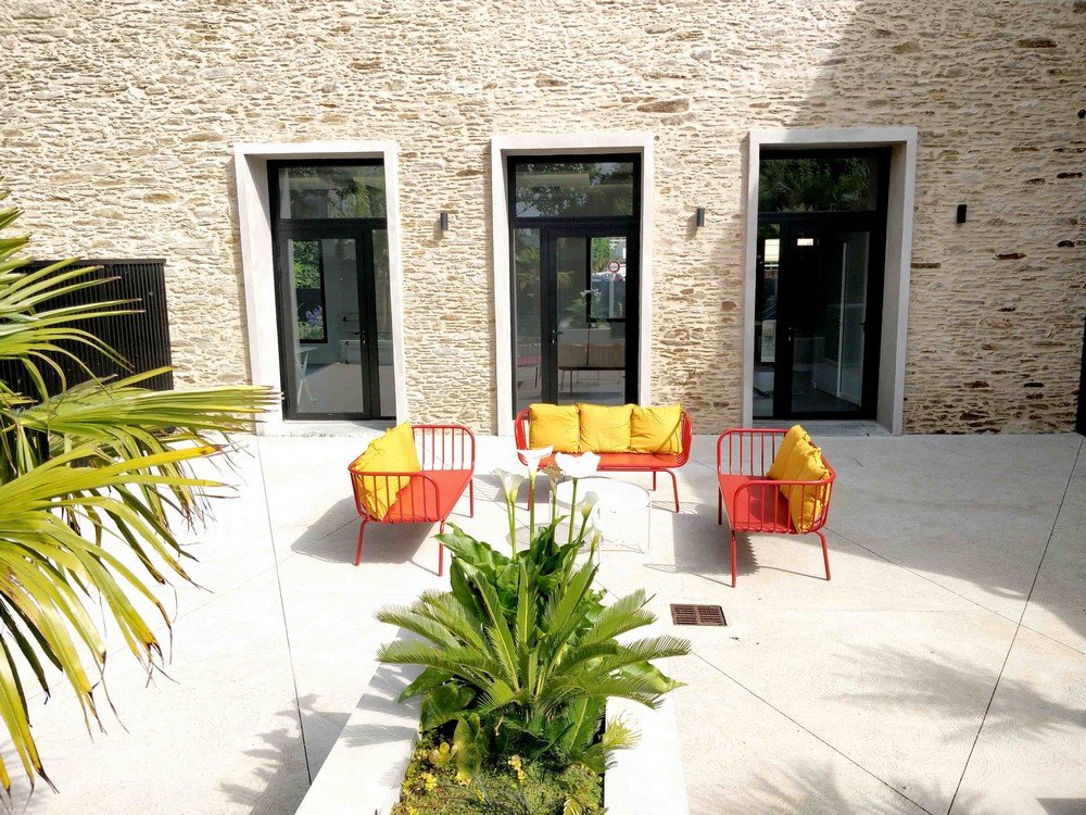 Patio terrasse au calme avec mobilier design et végétation, espace extérieur privatif pour location de salle à Nantes chez Rokyo à Rezé