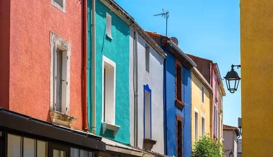 Maisons colorées de Trentemoult à Rezé près de Nantes, cadre agréable pour une balade après une location de salle chez Rokyo