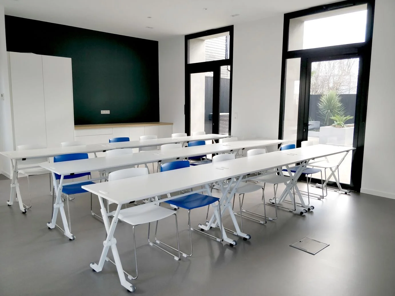 Salle de séminaire en configuration classe avec accès terrasse, idéale pour formation et réunion en location à Nantes chez Rokyo à Rezé