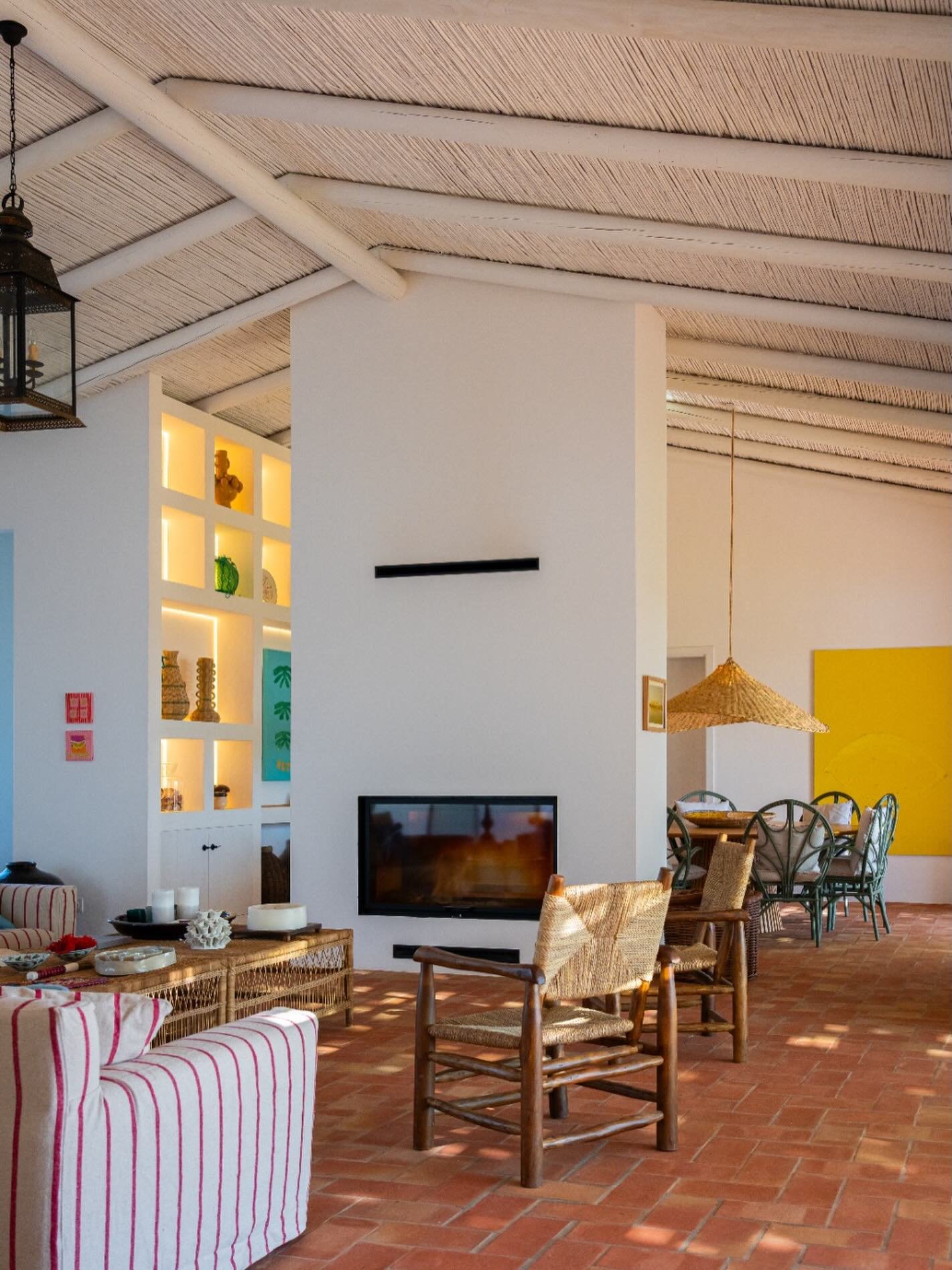 Sunlight, soft tones, and spaces that bring everyone together.
This is the rhythm of life at Casa dos Agri&otilde;es.