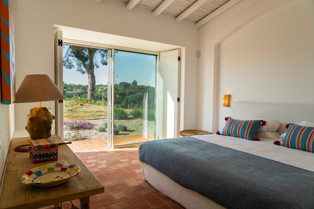 Quarto dos Agri&otilde;es &mdash; our main bedroom, designed for slow mornings and sun-filled afternoons ✨

A spacious retreat with a 2-metre bed, a thoughtfully designed ensuite bathroom, and doors opening directly onto the fruit tree garden 🍊🌿

F