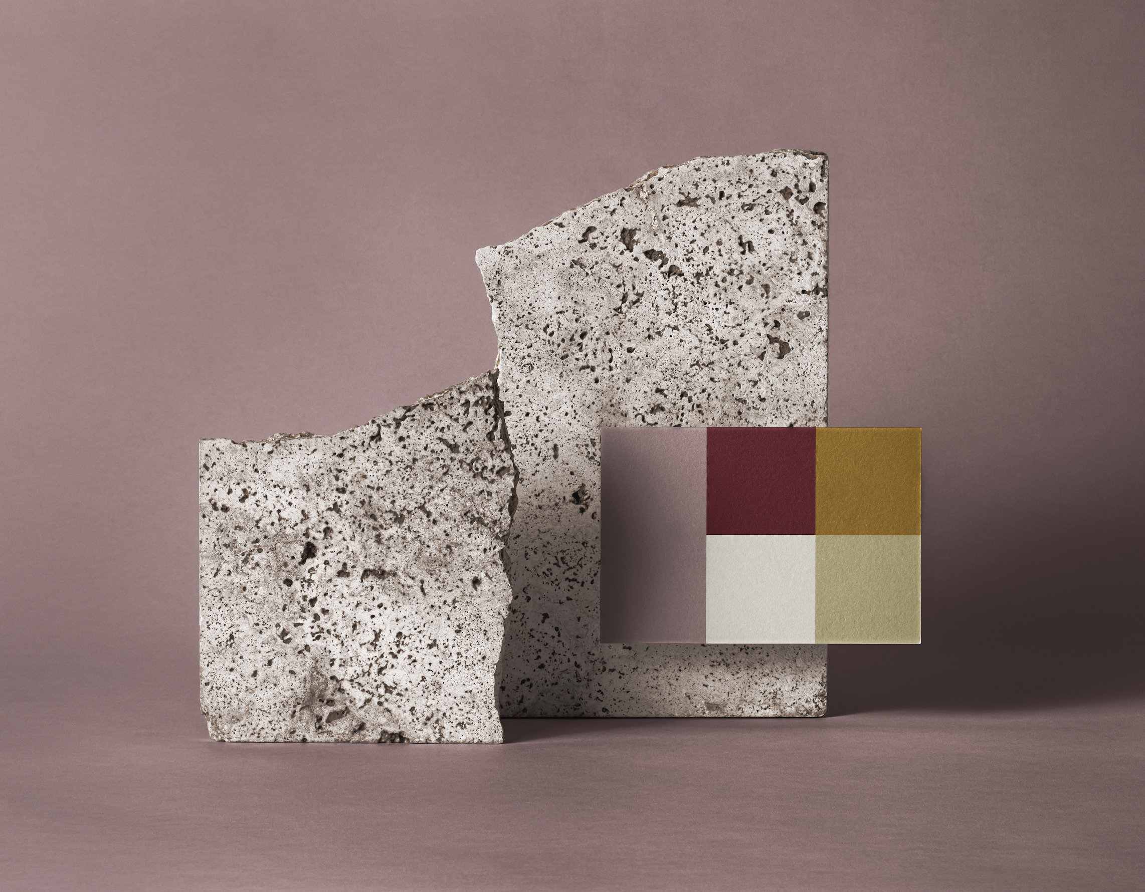 Trois échantillons de matériaux en granite aux nuances différentes, accompagnés d'une palette de couleurs montrant des teintes correspondant à chaque échantillon, avec un fond marron clair.